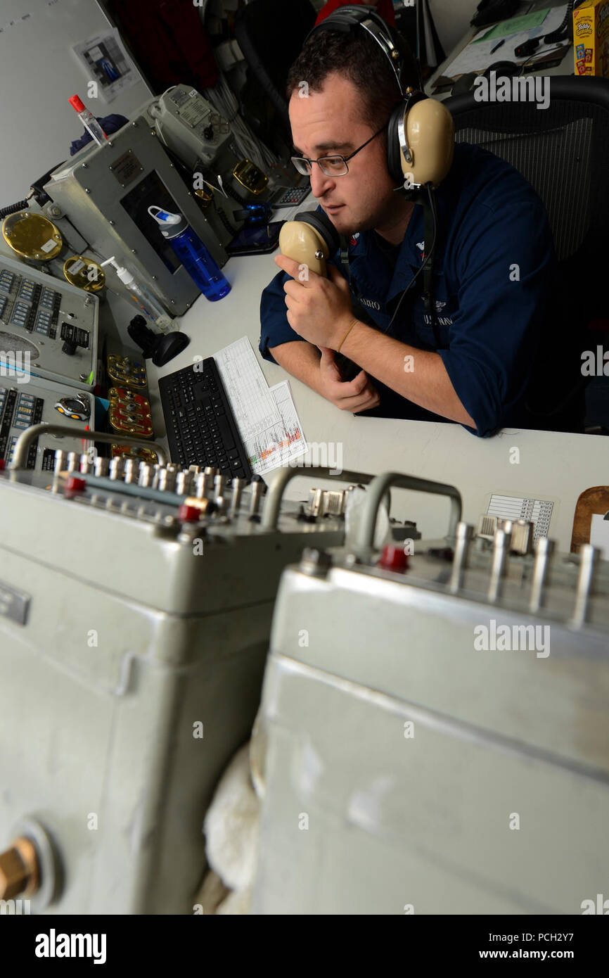 La mer d'Oman (31 déc. 17, 2012) 1ère classe Ordnanceman Aviation Antonio Navarro, de Littleton, Colorado, effectue une vérification des communications dans le contrôle des munitions à bord du porte-avions USS JOHN C. STENNIS (CVN 74). John C. Stennis est déployé sur le 5e Flotte des États-Unis zone de responsabilité des opérations de sécurité maritime, les efforts de coopération en matière de sécurité dans le théâtre et missions d'appui pour l'opération Enduring Freedom. Banque D'Images