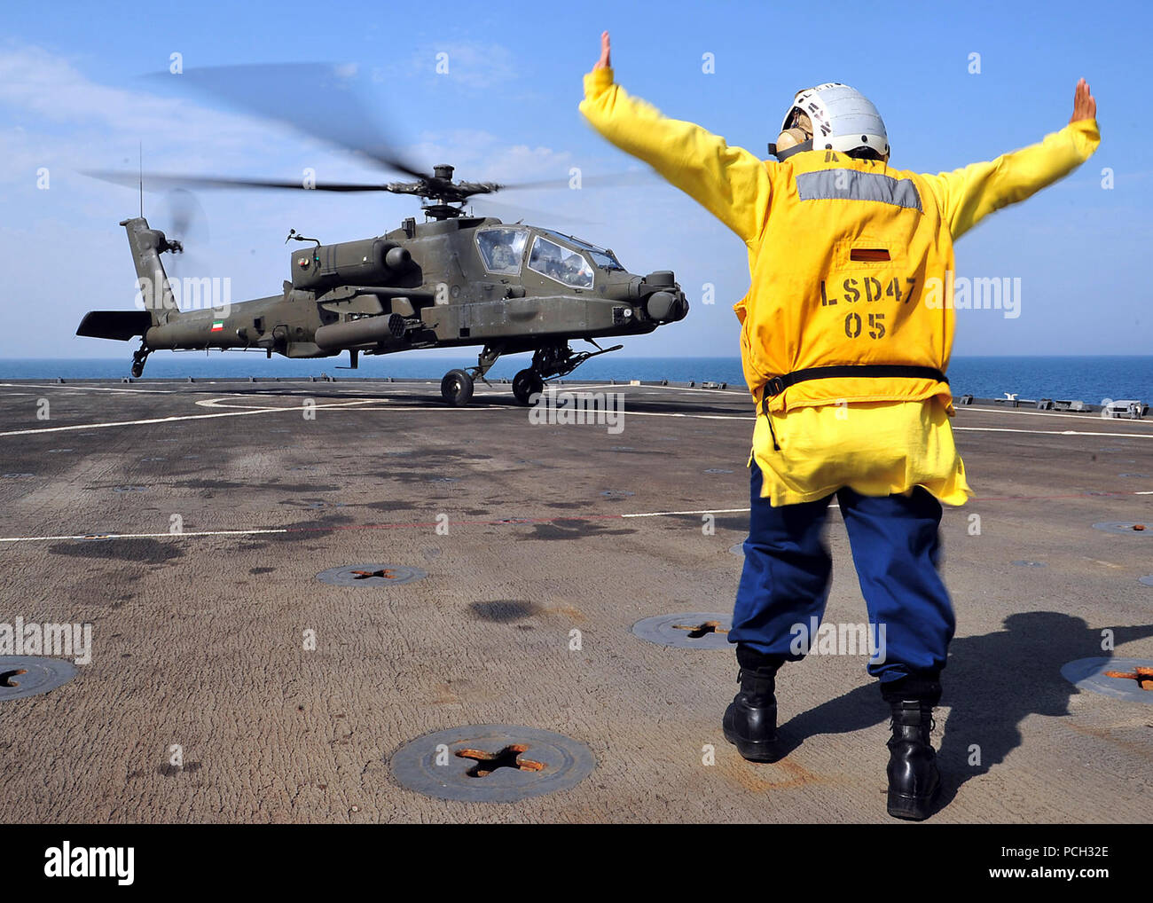 U.S. 5ÈME ZONE DE RESPONSABILITÉ DE LA FLOTTE (nov. 11, 2012) Premier maître de Manœuvre Senior Maemarie Lazo dirige une forces armées koweïtiennes AH-64D Apache helicopter qu'il atterrit sur le pont du navire de débarquement amphibie USS Rushmore dock (LSD 47). Rushmore est impatient qui participent à l'exercice 13, un Mace cycle exercice bilatéral visant à accroître la performance tactique de la U.S. Navy, Corps des Marines des États-Unis et le Koweït Forces armées. Rushmore est une partie de l'amphibie de Peleliu, avec le groupe s'est lancé 15e Marine Expeditionary Unit (MEU) 15e et est déployée à l'appui de la sûreté maritime ope Banque D'Images