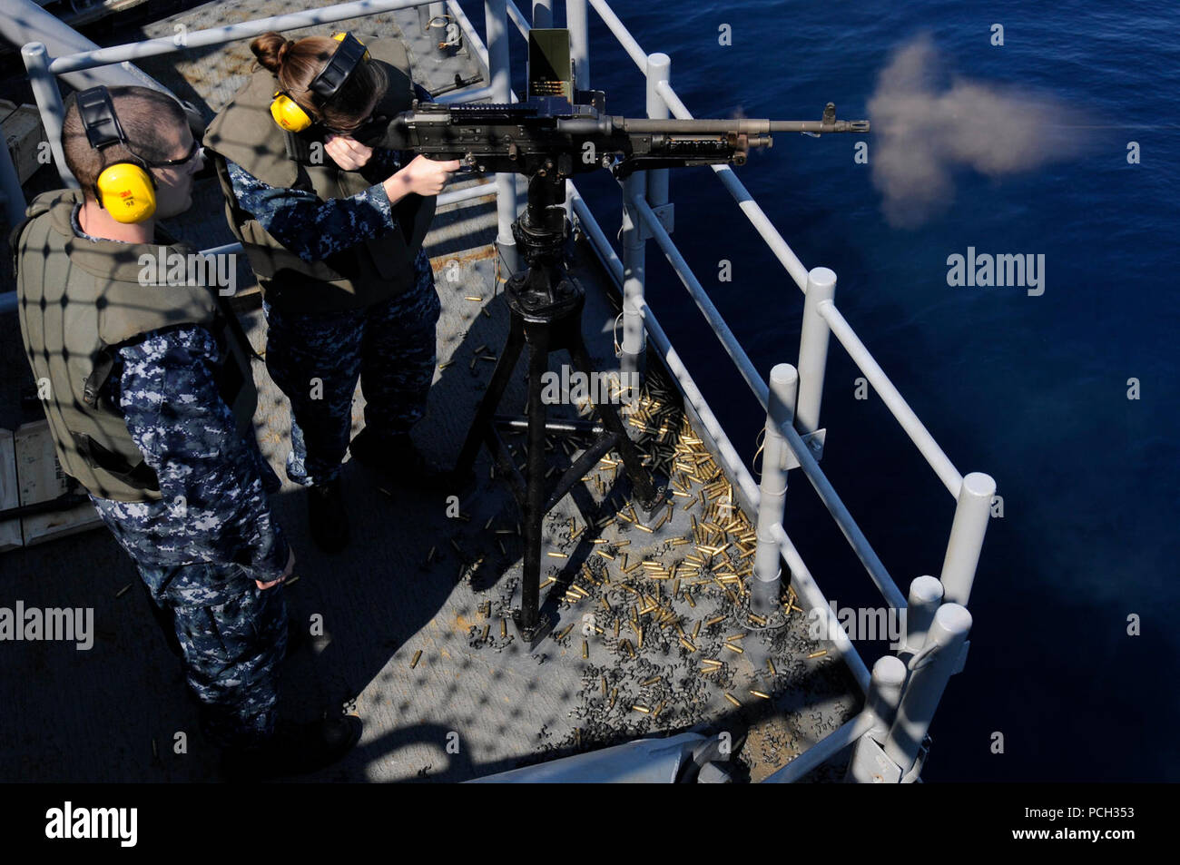 Océan Atlantique (16 août 2000 30, 2012) Technicien Cryptologic (technique) 3 classe Tara Howland une mitrailleuse M-240B alors que master-at-Arms 2e classe Robert Fleming observe lors d'une qualification de petit calibre à bord du navire d'assaut amphibie USS Wasp LHD (1). Le Wasp est en cours d'opérations planifiées. Banque D'Images