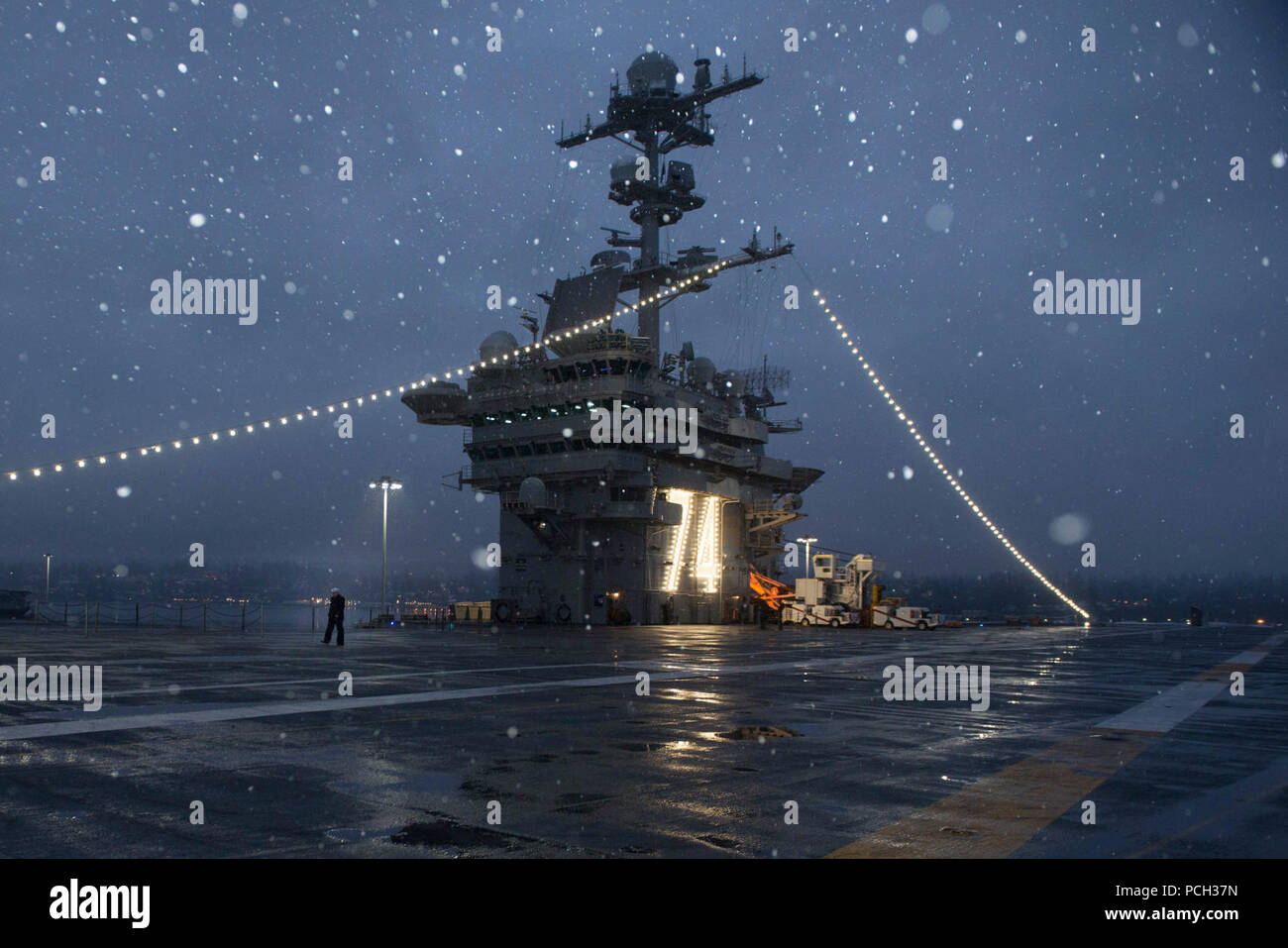 BREMERTON, dans l'État (déc. 25, 2017) un marin traverse le pont d'envol du porte-avions USS JOHN C. STENNIS (CVN 74) après avoir été relevée de regarder. John C. Stennis est à port effectuant un exercice de routine en tant qu'il continue la préparation de son prochain déploiement. Banque D'Images