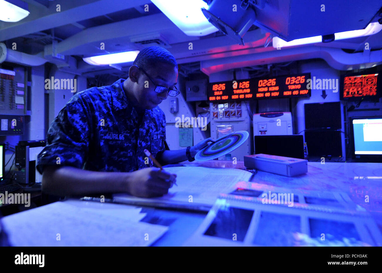 Mer des Philippines (nov. 5, 2012) 4400 Aerogropher Airman William Surles, de Bunnlebel, N.C., utilise un point de rosée dans le calculateur de la météorologie et de l'Oceanic Centre (METOC) à bord du porte-avions USS George Washington (CVN 73). George Washington et de l'entrepris Carrier Air Wing (CVW) 5 fournir une force prête au combat qui protège et défend l'intérêt maritime collective des États-Unis et de ses alliés et partenaires dans la région Asie-Pacifique. Banque D'Images