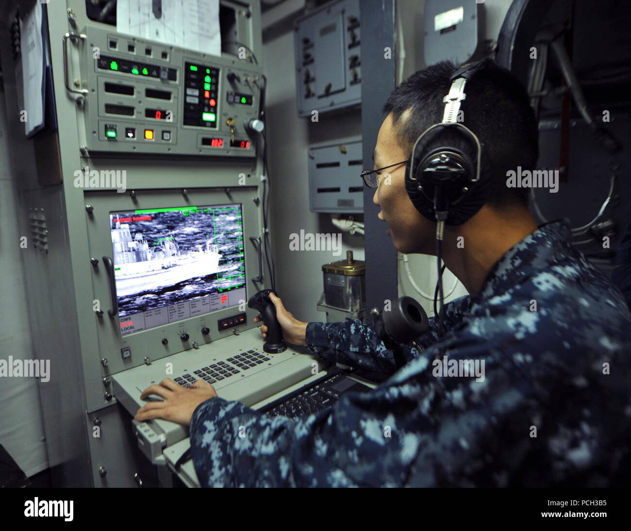 Mer des Philippines (nov. 7, 2012) 2ème classe Controlman Feu Steven Man, de Los Angeles, exploite un système de proximité (CIWS) au cours d'un exercice de tir réel à bord du porte-avions USS George Washington (CVN 73). George Washington et de l'entrepris Carrier Air Wing (CVW) 5 fournir une force prête au combat qui protège et défend l'intérêt maritime collective des États-Unis et de ses alliés et partenaires dans la région Asie-Pacifique. Banque D'Images