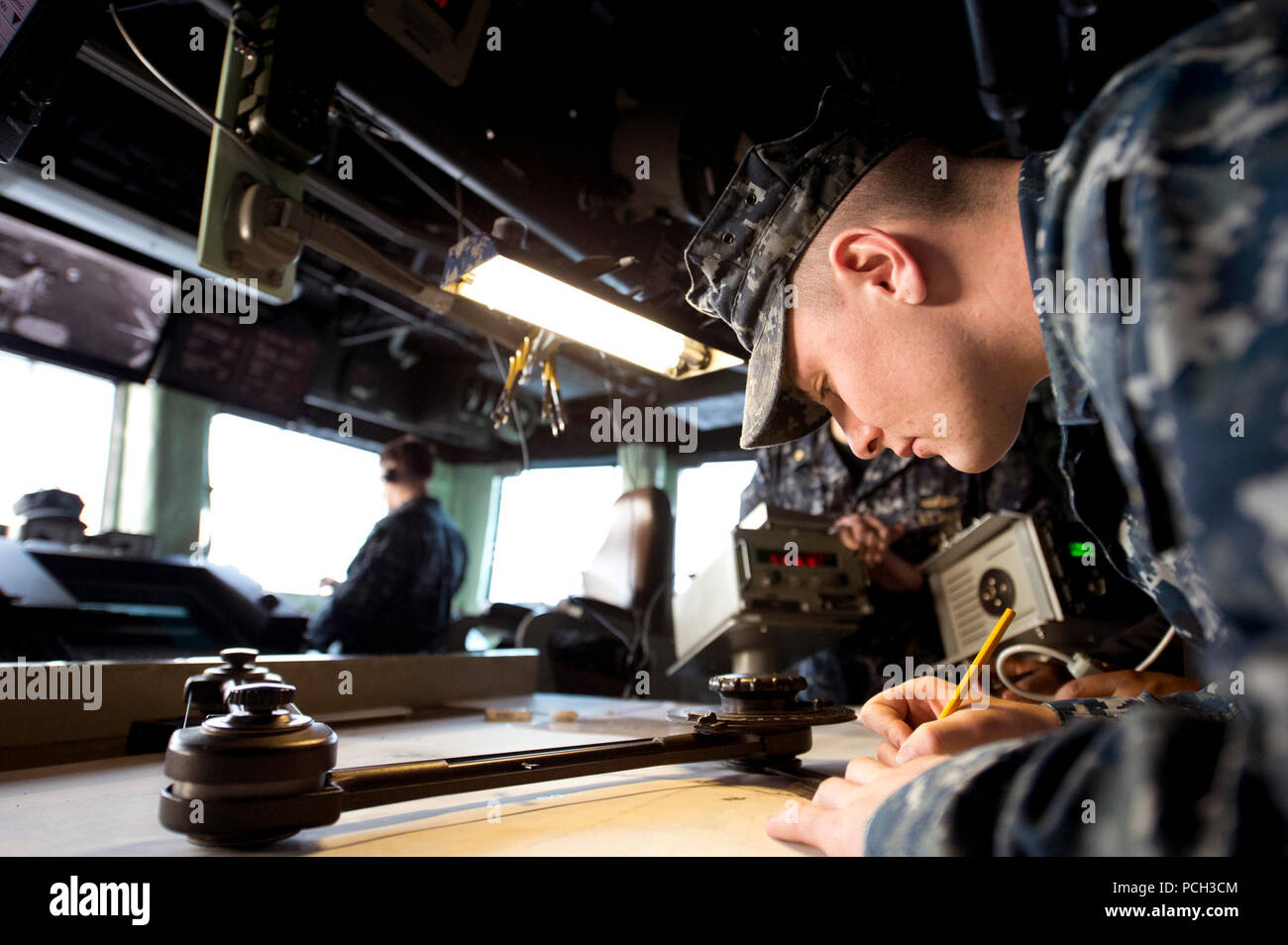 SASEBO, Japon (Janv. 24, 2013) Matelot Quartier-maître Mark Murray, affecté à l'assaut amphibie USS Bonhomme Richard (DG 6), trace les mouvements du navire pendant un transit de Sasebo Harbor. Bonhomme Richard est le fleuron du Bonhomme Richard Groupe amphibie et est muté à la 7è flotte sont des opérations. Banque D'Images