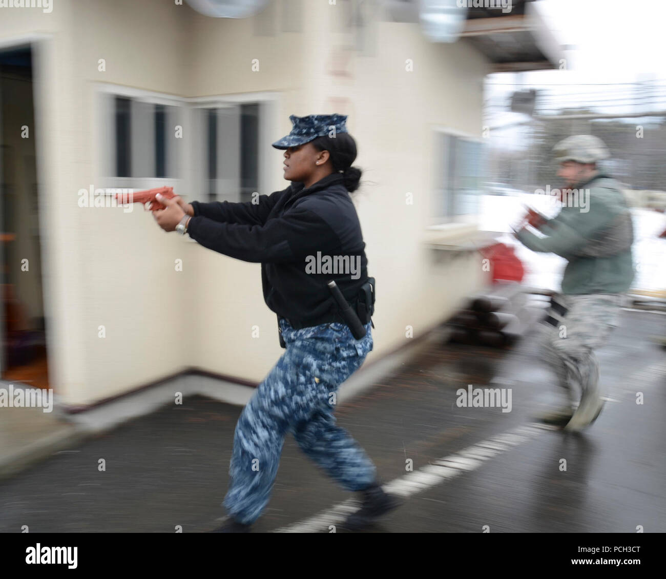 MISAWA AIR BASE, Japon (fév. 13, 2013) maître d'armes 3 Classe Jasmine Morrison, de Fayetteville, Ga, d'avances à une cible lors d'une protection de la force anti-terroriste de l'exercice dans la base aérienne de Misawa. Au cours de l'évolution de la formation, des marins du Naval Air Facility Misawa et aviateurs de Misawa Air Base ont travaillé ensemble pour mener à bien l'exercice. Banque D'Images