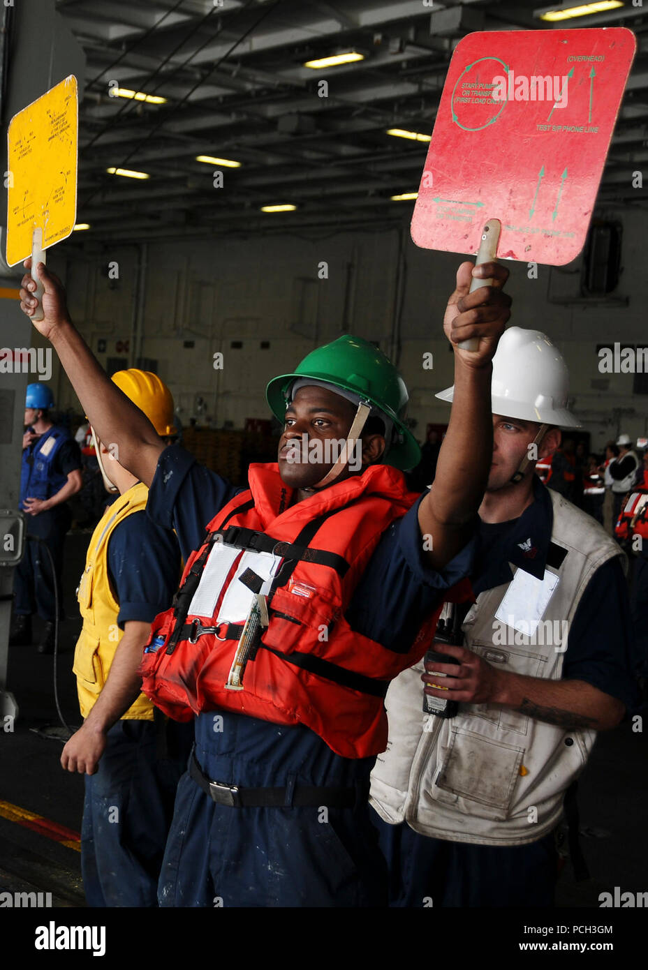 Océan Pacifique (nov. 15, 2012) Seaman Quindrarin Taylor agit comme préposé aux signaux au cours d'un ravitaillement en mer à bord du porte-avions USS Nimitz (CVN 68). Nimitz terminé avec succès l'exercice d'une force opérationnelle (JTFEX), conçu pour tester la capacité du groupe d'une grève d'opérer dans des environnements complexes et hostiles aux États-Unis et avec d'autres forces de la coalition. Banque D'Images