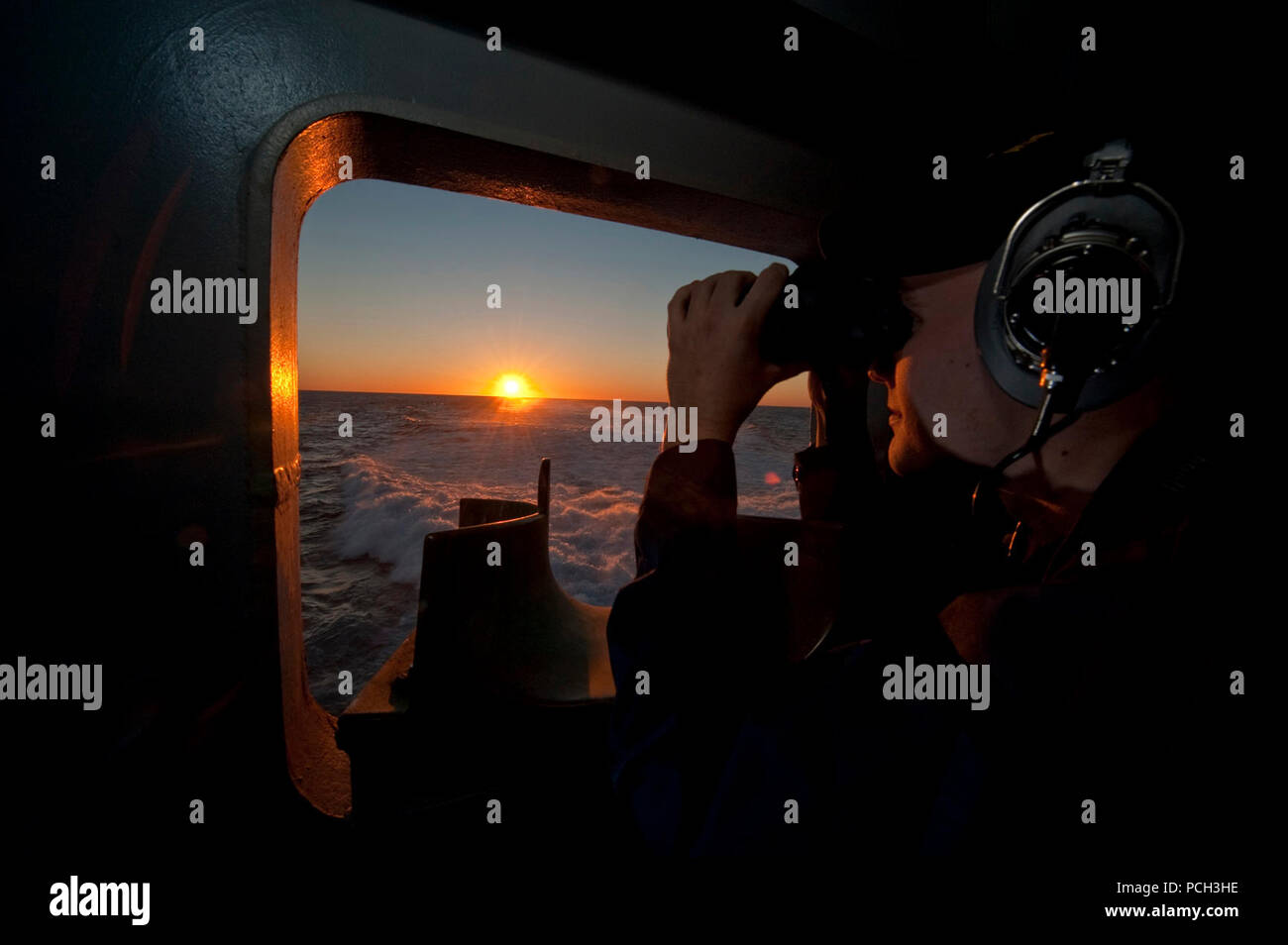 Océan (jan. 29, 2012) Samuel marin est Flaspolar lookout tribord montre sur la plage arrière du porte-avions USS George H. W. Bush (CVN 77). George H. W. Bush est dans l'Océan Atlantique la conduite de qualifications de l'opérateur. Banque D'Images