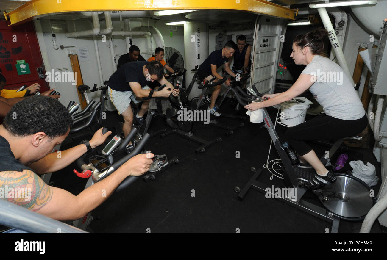 Mer des Philippines (nov. 14, 2012) Le spécialiste du renseignement Shannon Shropshire, de Boston, enseigne à une classe de spin pour les marins à bord du porte-avions USS George Washington (CVN 73). George Washington et son aile, l'air carrier Air Wing 5 (CVW), fournir une force prête au combat qui protège et défend les intérêts maritimes collective de nos alliés et partenaires dans la région Asie-Pacifique. Banque D'Images