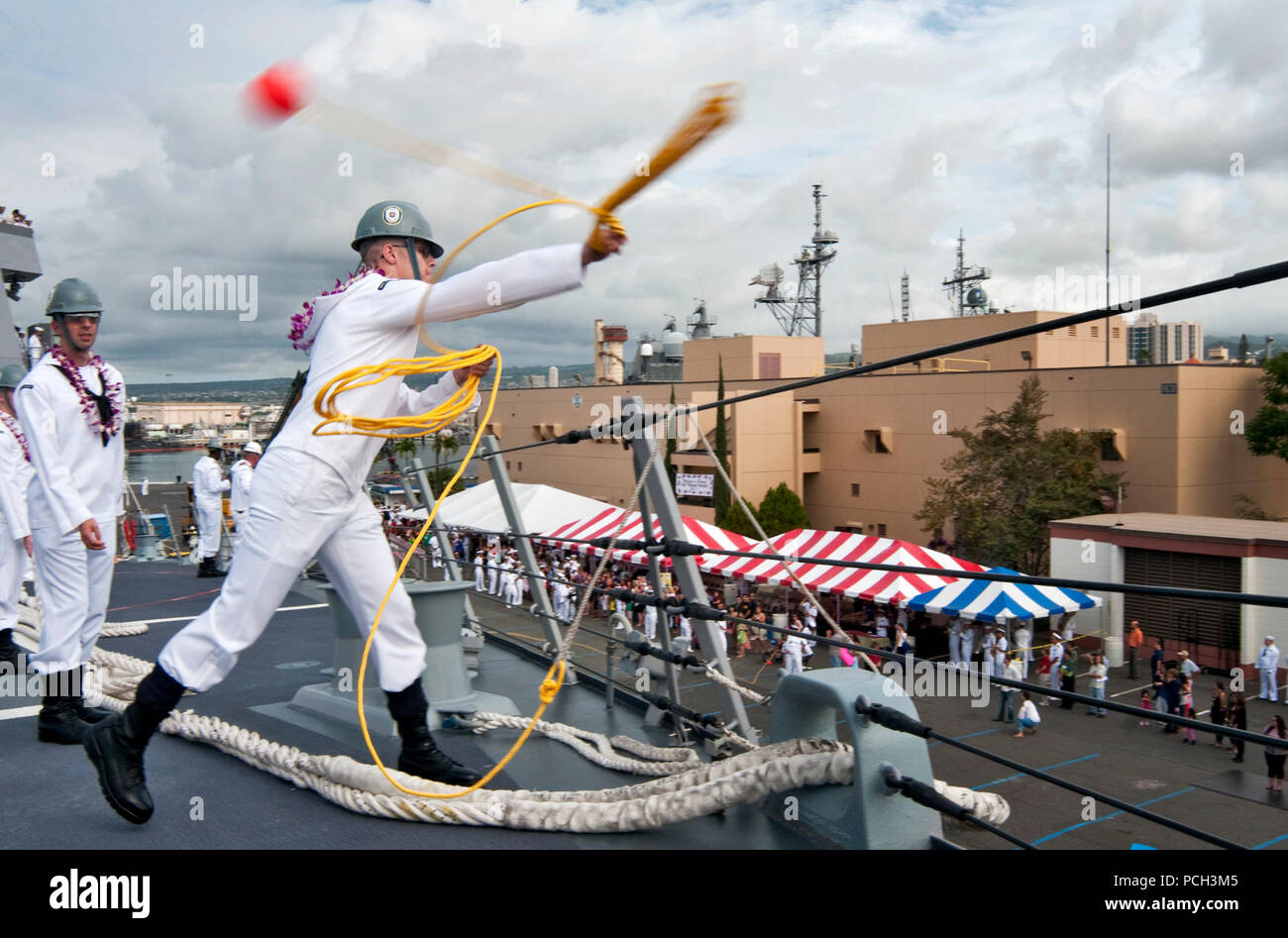 PEARL HARBOR (nov. 21, 2012) lance une ligne de marin pendant les opérations d'amarrage comme missiles de l'USS, Michael Murphy (DDG 112) arrive à son port d'attache de Joint Base Harbor-Hickam Pearl pour la première fois. Le nouveau destroyer honore le Lieutenant (JOINT) Michael P. Murphy, un natif de New York qui a reçu à titre posthume la Médaille d'honneur pour ses actions dans la lutte contre le chef d'une équipe de reconnaissance de quatre hommes en Afghanistan. Murphy a été la première personne à avoir reçu la médaille pour actions en Afghanistan, et le premier membre de la Marine américaine à recevoir le prix depuis la guerre du Vietnam. Banque D'Images