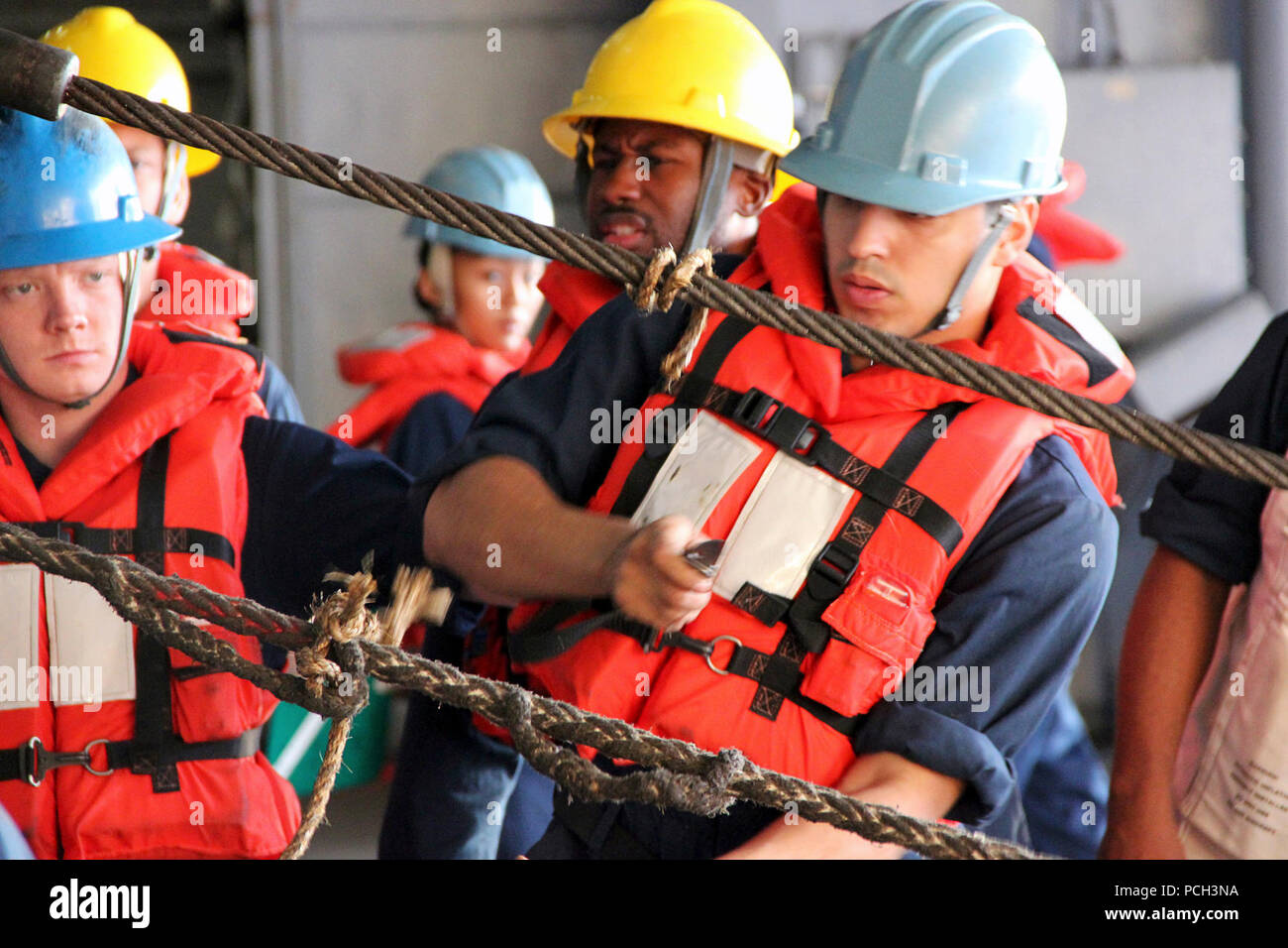 Mer des Philippines (nov. 4, 2012) Maître de Manœuvre Seaman Cedric Cross, de Niceville, Fla., coupe la connexion d'un échec au poste de ravitaillement à bord du porte-avions USS George Washington (CVN 73) au cours d'un ravitaillement en mer. George Washington et de l'entrepris Carrier Air Wing (CVW) 5 fournir une force prête au combat qui protège et défend l'intérêt maritime collective des États-Unis et de ses alliés et partenaires dans la région Asie-Pacifique. Banque D'Images
