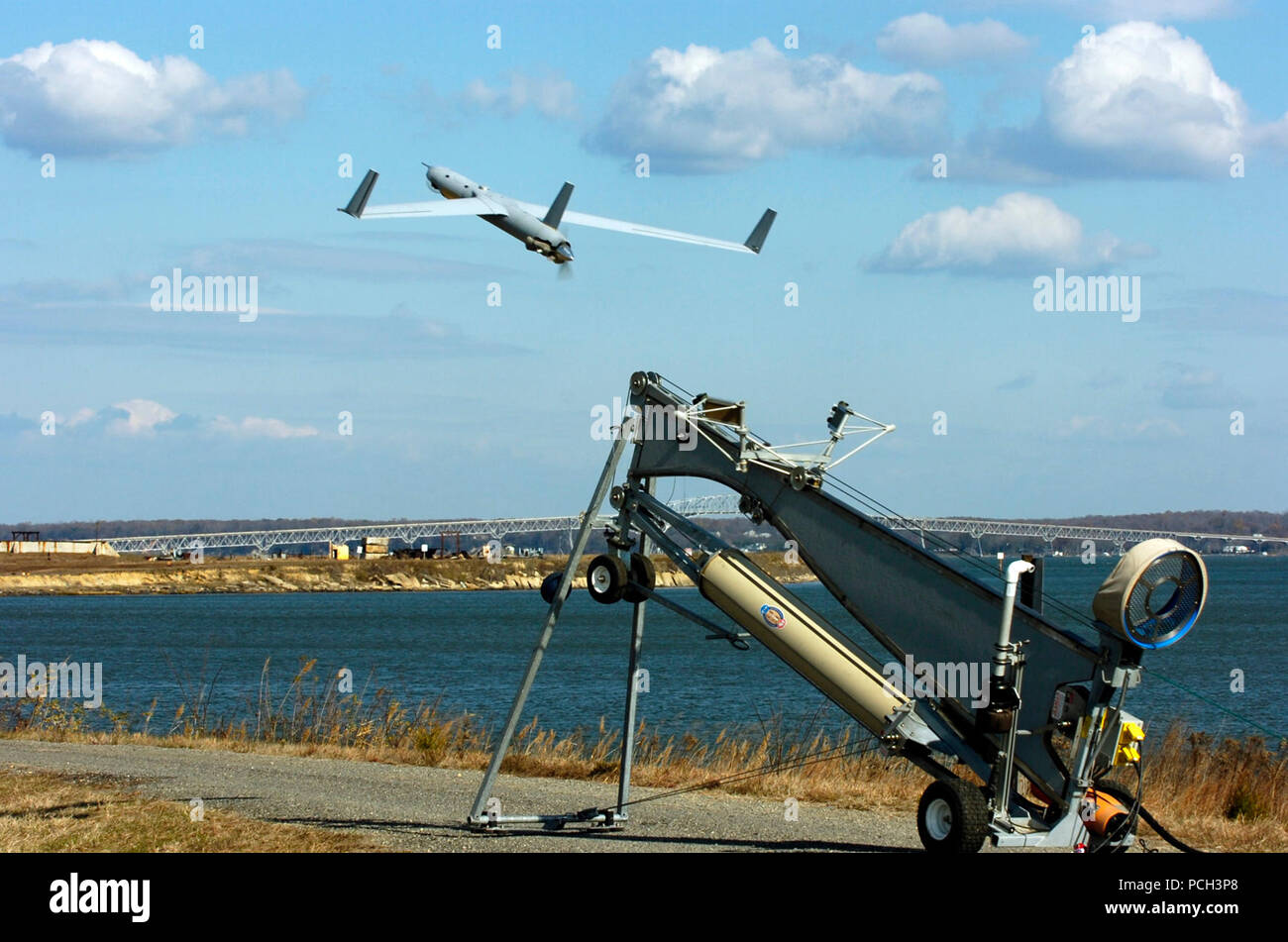 En Virginie (nov. 20, 2008) Un Scan Eagle unmanned aerial vehicle (UAV) lance à partir de la Marine Surface Warfare Center (CDSN) Dahlgren. Des fonctionnaires de l'Office of Naval Research (ONR), expéditionnaire Naval Combat Command (CCEN) et divers autres commandes militaires utilisé le test de lancement pour confirmer la Marine Expeditionary cartel (NEO) capacité du système à déployer un drone pour réussir à détecter et à engager les insurgés fictif. NEO est la collecte, l'intégration et la démonstration de systèmes d'engagement habités et non habités, plates-formes et capteurs intégrés pour permettre la prise de décision tactique par mga Banque D'Images