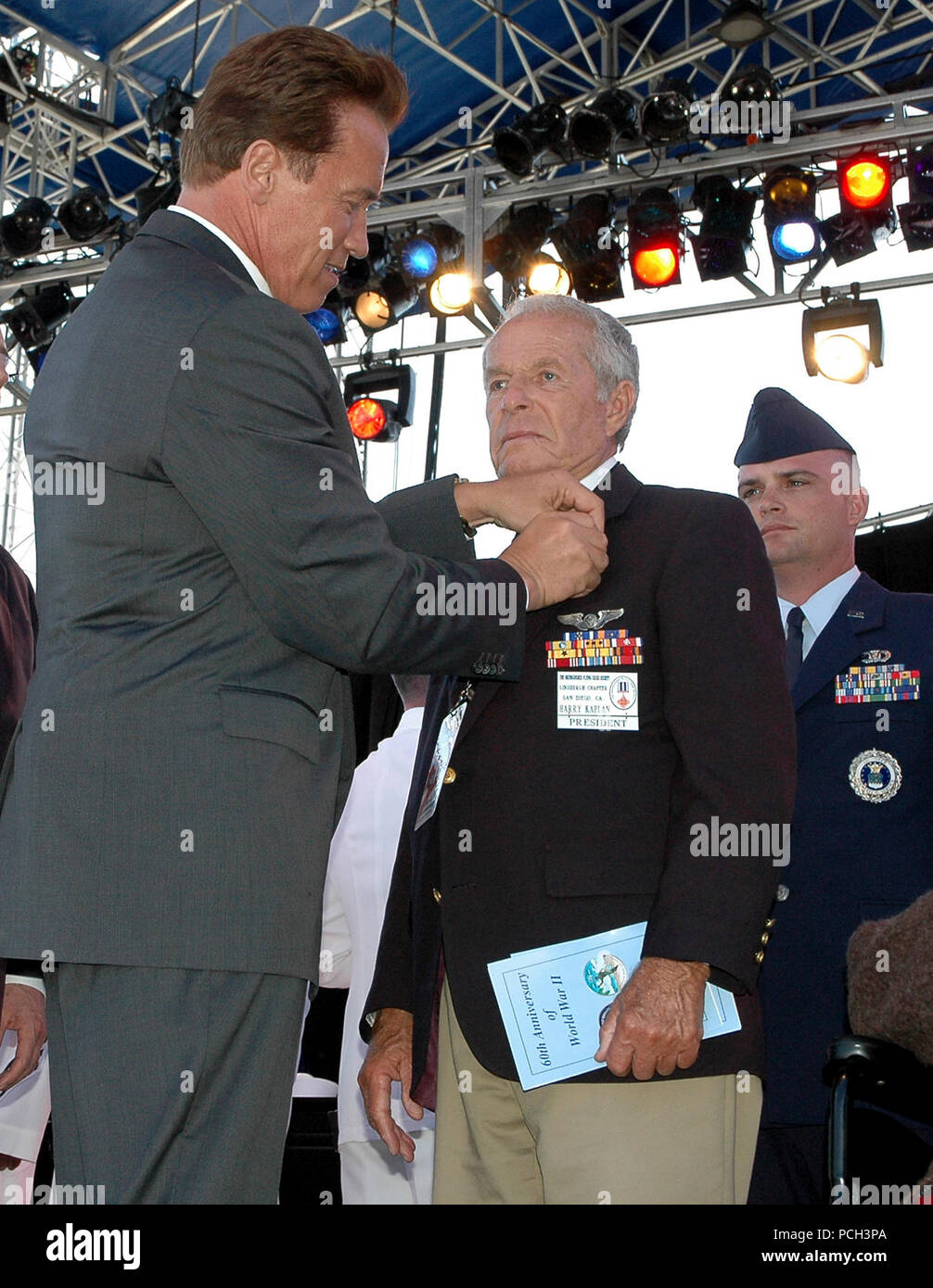 San Diego, Californie (29 mai 2005) - California Gov. Arnold Schwarzenegger awards une 'rupture' de canard à l'Army Air Corps Harry Vétéran Kaplan lors d'une cérémonie du 60e ANNIVERSAIRE DE LA SECONDE GUERRE MONDIALE. Le canard 'rupture' fut donné à des membres du service en tout honneur renvoyé du service pendant la DEUXIÈME GUERRE MONDIALE. La cérémonie a été organisée par le ministère de la Défense La Seconde Guerre mondiale, Commémoration du 60e anniversaire de la Commission de rendre hommage et de reconnaître les anciens combattants de la Seconde Guerre mondiale pour leur excellent service et sacrifice pendant la fin de semaine du Memorial Day. La Marine américaine Banque D'Images