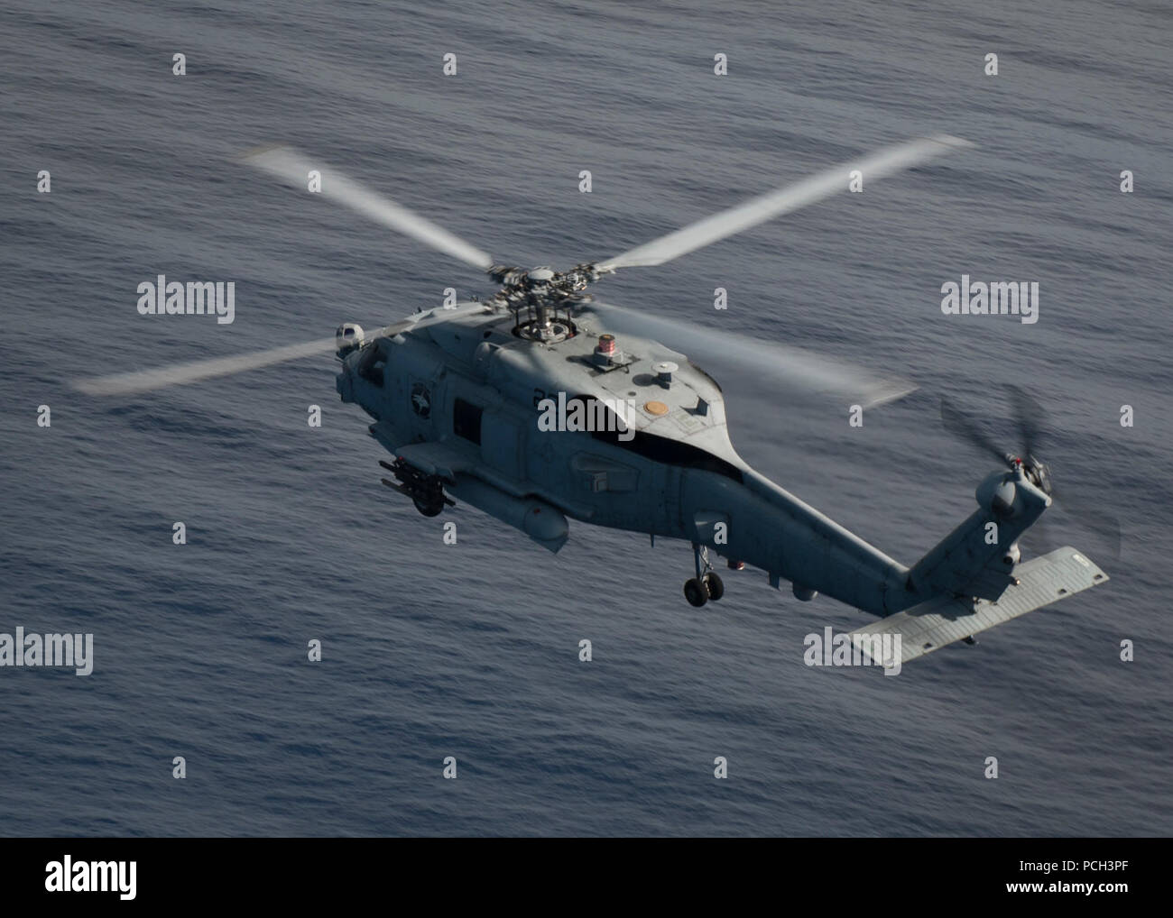 Mer de Chine du Sud (18 mai 2013) Un MH-60R Sea Hawk affecté à la meute de l'Escadron d'hélicoptères grève maritime (HSM) manoeuvres 75 sur la mer de Chine du Sud. Le HSM-75 fait partie de l'Escadre aérienne de transporteur 11 déployés avec le groupe aéronaval du Nimitz de la 7è zone de responsabilité de la flotte des opérations de sécurité maritime et les efforts de coopération en matière de sécurité dans le théâtre. Banque D'Images