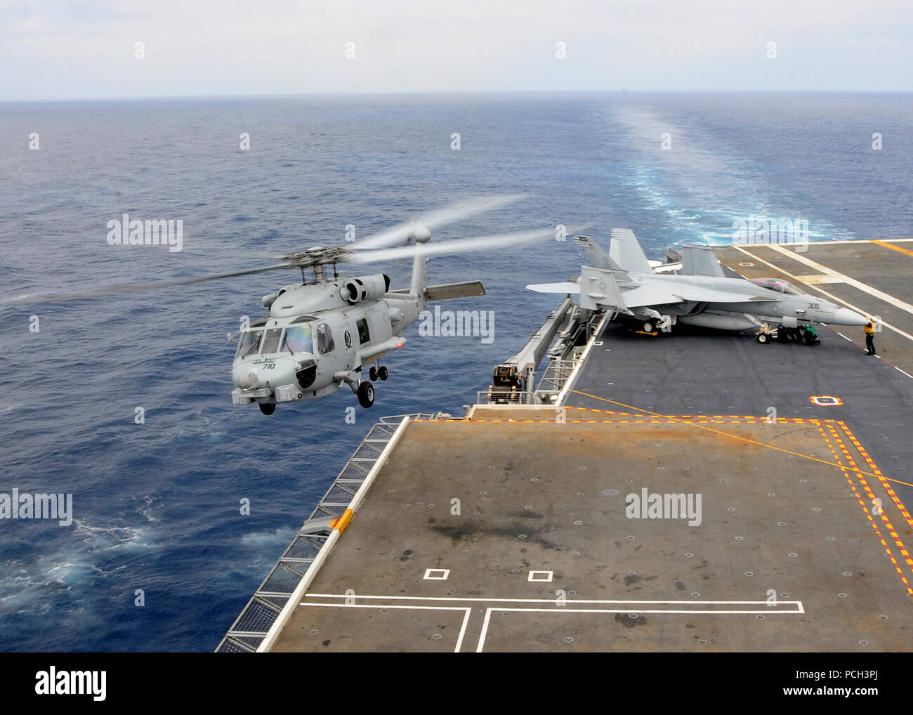Océan Pacifique (4 mai 2013) Un Sea Hawk MH-60R affecté à l'hélicoptère Hélicoptère de Bluehawks grève Maritime Squadron (HSM) 78 décolle de l'envol du porte-avions USS Ronald Reagan (CVN 76). Ronald Reagan est en cours d'envol des certifications et qualifications de l'opérateur. Banque D'Images