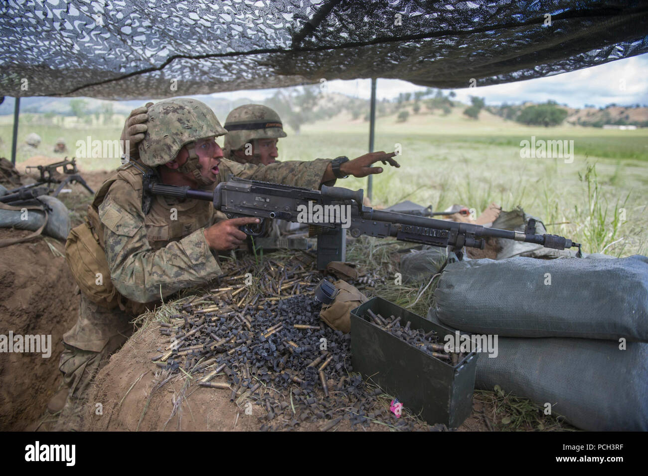 FORT HUNTER LIGGETT, Californie (27 avril 2016) a attribué à Seabee Mobile Naval Construction Battalion (NMCB) 5 emplacements ennemi crie à ses coéquipiers lors d'une attaque simulée sur le terrain lors d'un exercice d'entraînement. L'exercice prépare et teste la capacité du bataillon d'entrer dans des endroits hostiles, construire des projets de construction attribué et se défendre contre les attaques ennemies à l'aide de scénarios réalistes tout en cours d'évaluation. Banque D'Images