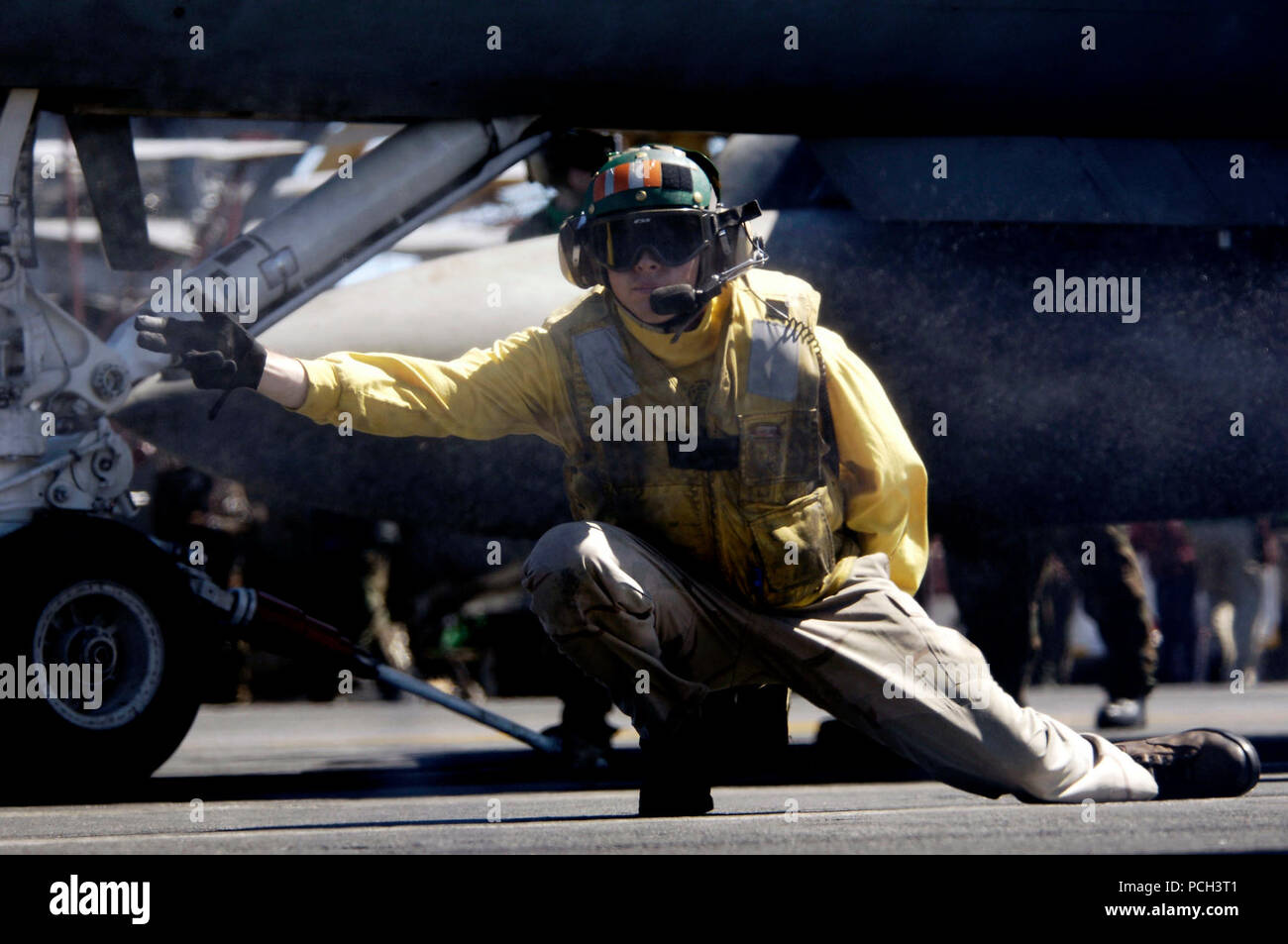 Océan, (8 juillet 2008) Le lieutenant James McDonald, un aéronef shooter, lance un F/A-18F Super Hornet affectés à l'Escadron d'avions de combat interarmées (VFA) 102 du porte-avions USS Kitty Hawk (CV 63). Shooters sont des pilotes ou des officiers qui vol naval s'assure que les aéronefs lancer en toute sécurité du transporteur. Kitty Hawk est participant à l'exercice Rim of the Pacific (RIMPAC) d'Hawaii avec les unités des États-Unis, l'Australie, le Chili, le Japon, les Pays-Bas, le Pérou, la Corée du Sud, Singapour et le Royaume-Uni. La Marine américaine Banque D'Images