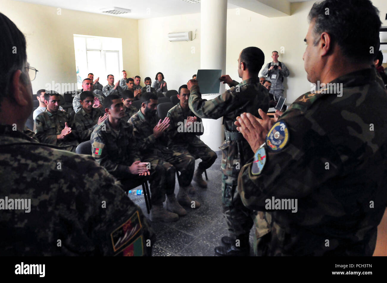 Kaboul, Afghanistan -- Un soldat avec l'Armée nationale afghane Air Corps, contient jusqu'à la cérémonie de graduation pour dix soldats afghans qui ont obtenu leur diplôme à partir de la première des forces de sécurité tenue au Centre de formation de l'aviation de Kaboul le 24 avril 2010 à Kaboul, Afghanistan. (US Navy Banque D'Images