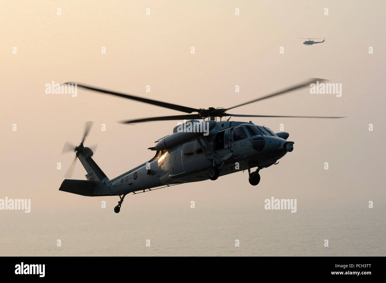 Un hélicoptère de la marine sud-coréenne sur les terres de l'envol de l'assaut amphibie USS Bonhomme Richard (DG 6) dans la mer de Chine orientale au cours de qualifications appontage dans le cadre de Ssang Yong 14 Marine Expeditionary Force au cours de l'exercice (MEFEX) 2014 Mars 27, 2014. Le Bonhomme Richard a participé au groupe amphibie MEFEX 2014, un U.S. Marine Corps Forces Pacific-parrainé série d'exercices entre l'US Navy et Marine Corps et forces sud-coréennes. Parmi les exercices ont été le Programme d'exercice maritime de la Corée, de la liberté, Ssang Yong bannière 14 14, Key Resolve 14 et la Mar Banque D'Images