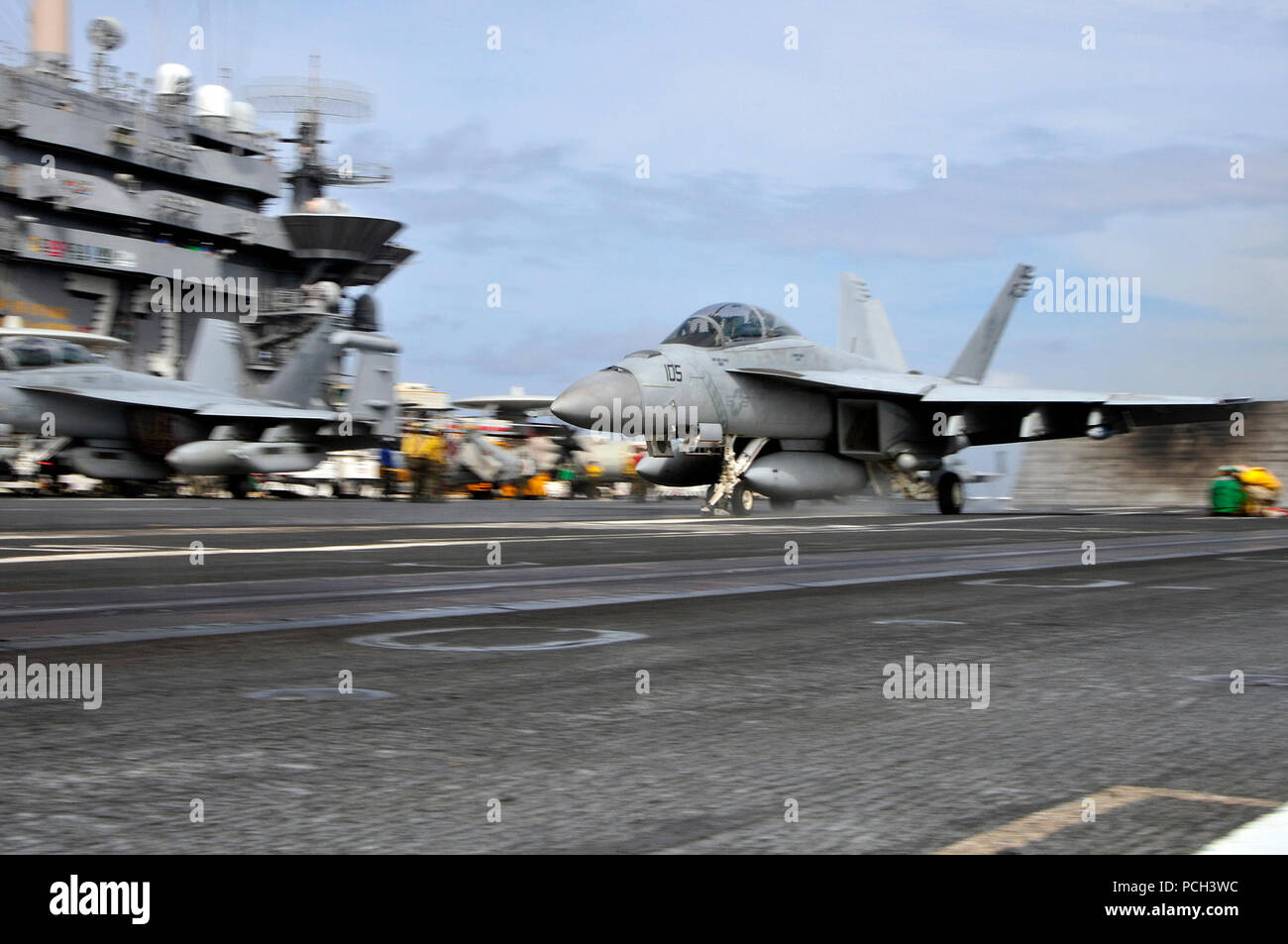 Océan Pacifique (sept. 29, 2012) Un F/A-18F Super Hornet de la grève des Diamondbacks de l'Escadron de chasse (VFA) 102 lance à partir de la porte-avions USS George Washington (CVN 73). George Washington et son aile, l'air carrier Air Wing 5 (CVW), fournir une force prête au combat qui protège et défend l'intérêt maritime collective des États-Unis et de ses alliés et partenaires dans la région Asie-Pacifique. Inscrivez-vous à la conversation sur les médias sociaux à l'aide de # la guerre. Banque D'Images