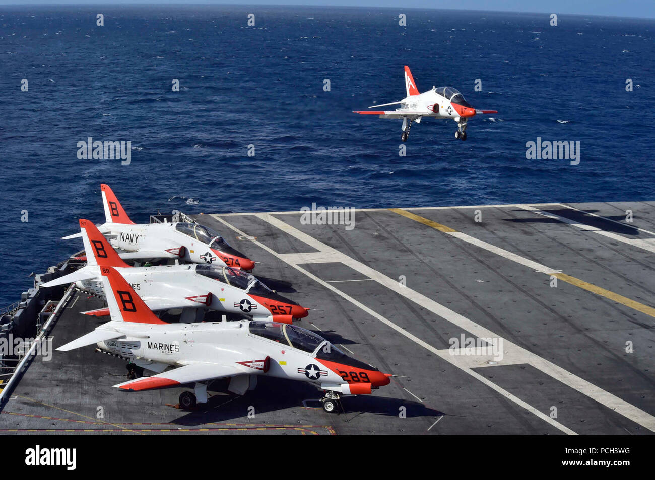 Océan Atlantique (fév. 4, 2016) UN T-45C Goshawk affectés à la formation de l'opérateur l'extension (CTW) 2 atterrit sur le pont d'envol du porte-avions USS Dwight D. Eisenhower (CVN 69). Dwight D. Eisenhower est actuellement en cours de préparation pour le prochain Conseil d'inspection et d'enquête (INSURV) et d'effectuer les qualifications de l'opérateur. Banque D'Images