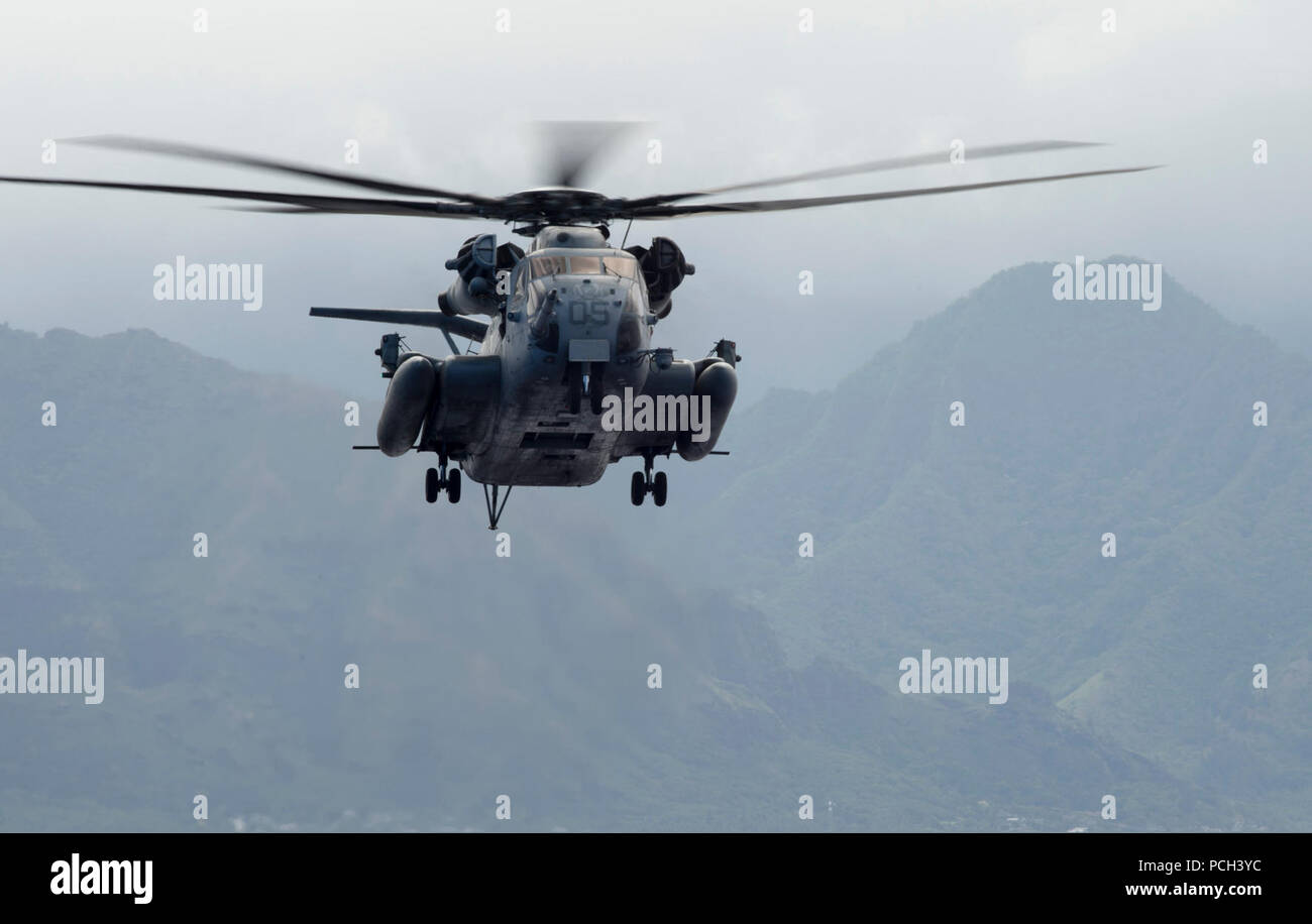 Un Corps des Marines américains CH-53E Super Stallion helicopter affectés à l'Escadron d'hélicoptères lourds Marine (HMH) 465 passe au-dessus du poste de pilotage de l'assaut amphibie USS Peleliu (LHA 5) dans l'océan Pacifique le 26 juin 2014, au cours de la Rim of the Pacific (RIMPAC) exercice 2014. L'EXERCICE RIMPAC est une flotte américaine du Pacifique a organisé l'exercice maritime multinational biennal destiné à encourager et soutenir la coopération internationale sur la sécurité du monde ?s des océans. Banque D'Images