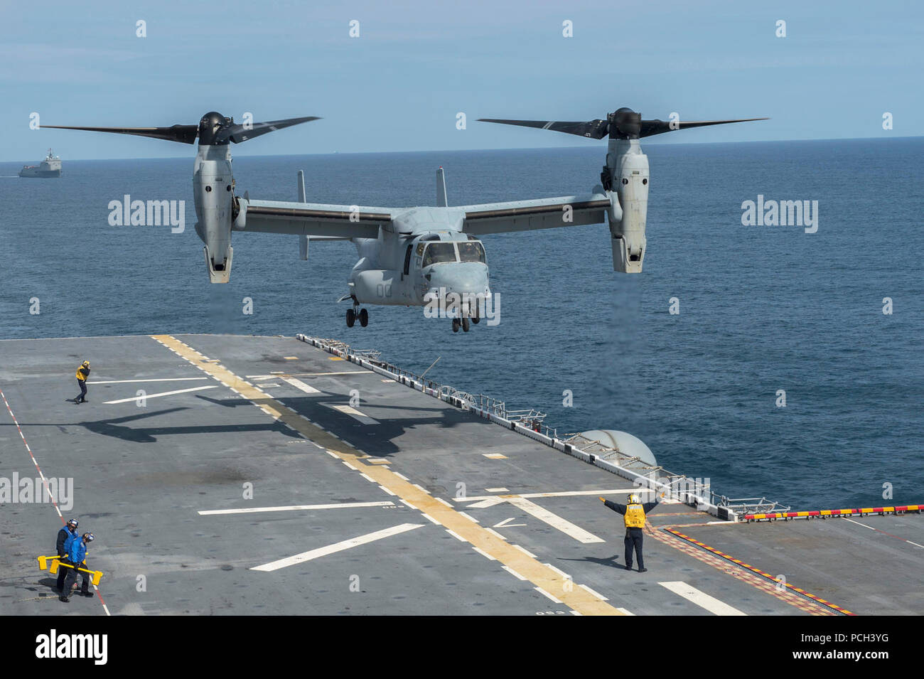 Un Corps des Marines MV-22 Osprey avion à rotors basculants attaché à Marine Test de fonctionnement et d'évaluation (VMX) 22 de l'Escadron se prépare à atterrir sur le navire d'assaut amphibie USS America (LHA 6) dans l'océan Pacifique le 27 août 2014. L'Amérique est engagée dans une mission d'effectuer des missions de formation avec les pays partenaires dans les Amériques avant de signaler à son nouveau port d'attache de San Diego. L'Amérique latine a été configuré pour être commandé cérémonieusement le 11 octobre 2014. Banque D'Images