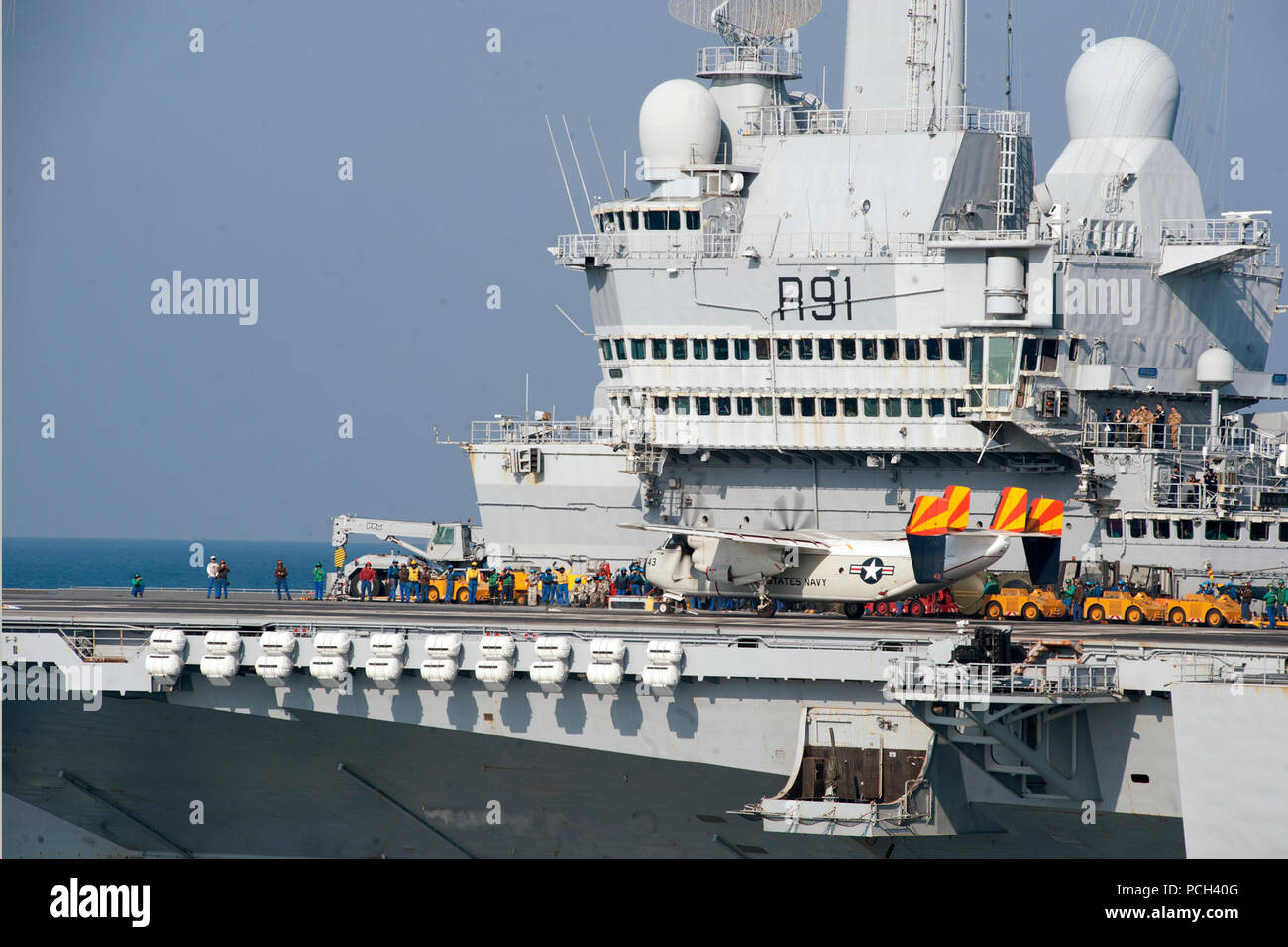 La Marine américaine UN C-2A Greyhound flotte aéronefs affectés à l'Escadron de soutien logistique (RVC) 40 se prépare à lancer à partir du porte-avions français Charles de Gaulle (R91) dans le golfe d'Oman le 15 janvier, 2014. Le Charles de Gaulle était le navire amiral de la Task Force 473 et effectuait des opérations avec le Harry S. Truman Strike Group dans la 5e Flotte des États-Unis zone de responsabilité. Banque D'Images