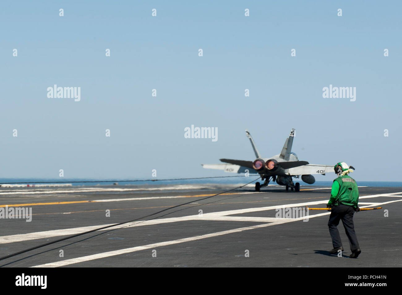 Un U.S. Navy F/A-18C Hornet affectés à l'Escadron d'avions de combat interarmées (VFA) 94 fait une récupération arrêtés sur le pont du porte-avions USS Carl Vinson (CVN 70) dans la 5e Flotte des États-Unis zone de responsabilité le 19 octobre 2014, alors que le navire effectue des opérations de soutien à l'opération vol résoudre inhérent. Le président Barack Obama a autorisé l'acheminement de l'aide humanitaire à l'Iraq, ainsi que des frappes aériennes ciblées pour protéger le personnel américain de la part des extrémistes connus sous le nom de l'État islamique en Irak et au Levant. Le Commandement central américain dirigé les opérations. Banque D'Images