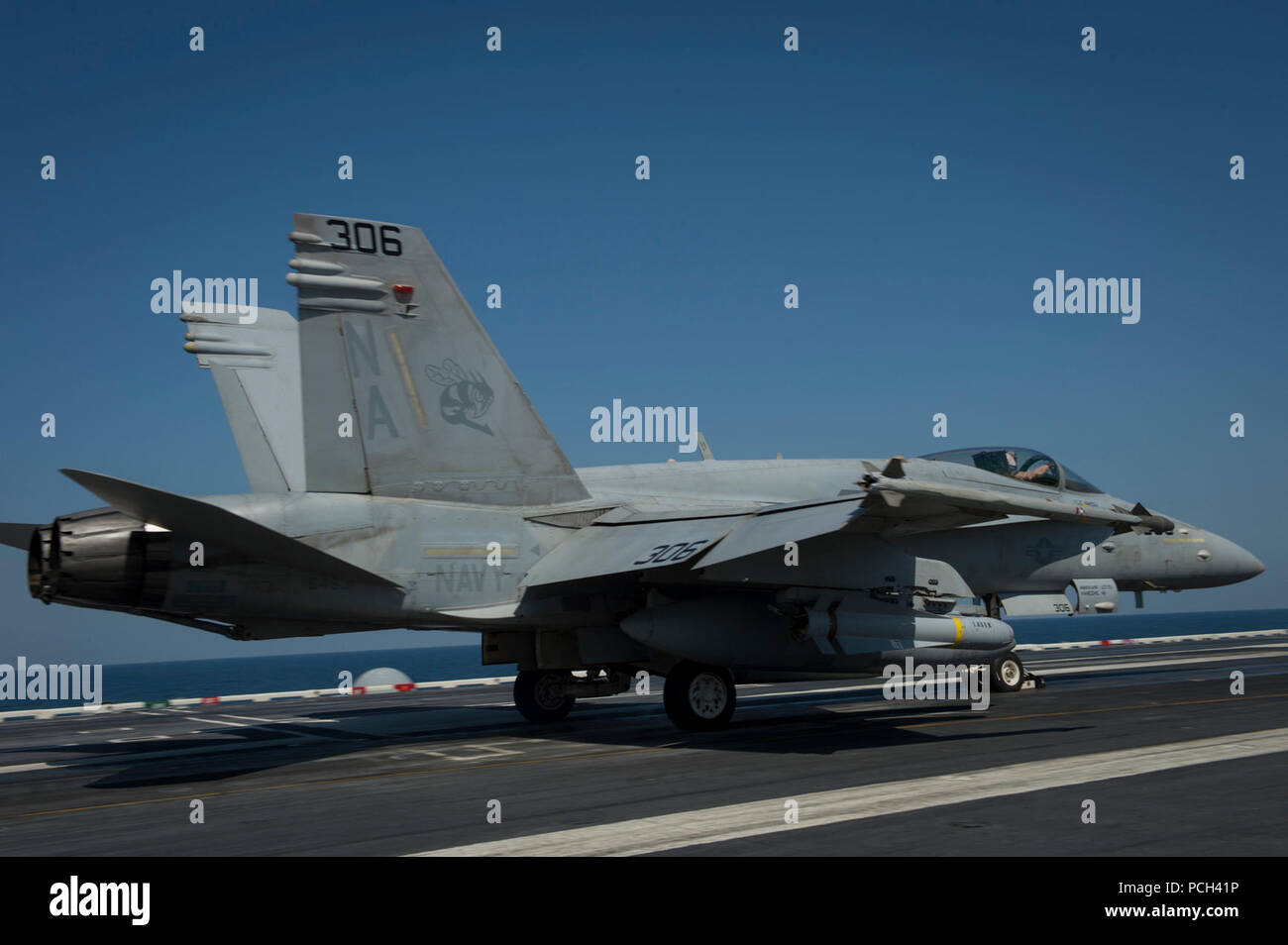 Un U.S. Navy F/A-18C Hornet affectés à l'Escadron d'avions de combat interarmées (VFA) 113 lance depuis la cabine de pilotage du porte-avions USS Carl Vinson (CVN 70) dans la 5e Flotte des États-Unis zone de responsabilité le 19 octobre 2014, alors que le navire effectue des opérations de soutien à l'opération vol résoudre inhérent. Le président Barack Obama a autorisé l'acheminement de l'aide humanitaire à l'Iraq, ainsi que des frappes aériennes ciblées pour protéger le personnel américain de la part des extrémistes connus sous le nom de l'État islamique en Irak et au Levant. Le Commandement central américain dirigé les opérations. Banque D'Images