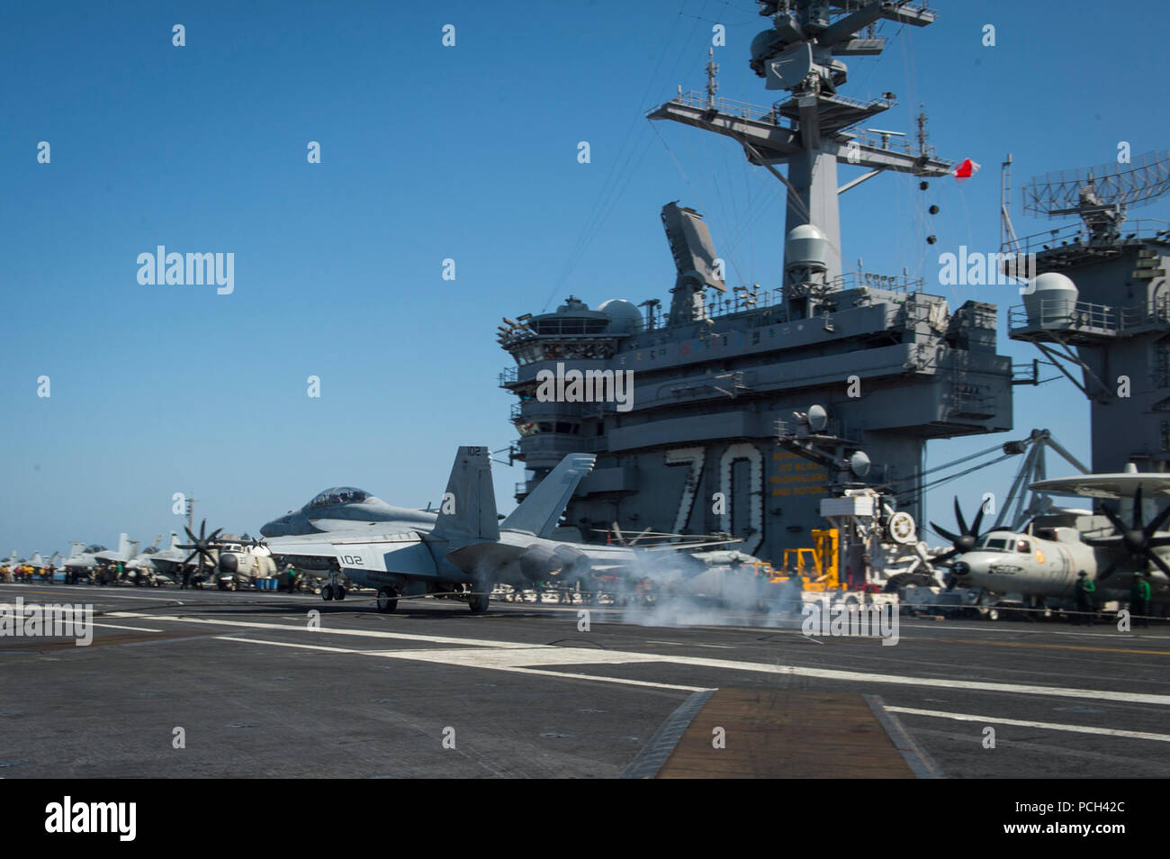 Un U.S. Navy F/A-18F Super Hornet affectés à l'Escadron d'avions de combat interarmées (VFA) 22 fait une récupération arrêtés sur le pont du porte-avions USS Carl Vinson (CVN 70) alors que le navire effectue des opérations de vol, 19 octobre 2014, dans la 5e flotte américaine pendant le fonctionnement de la zone de responsabilité de résoudre inhérent. Le président Barack Obama a autorisé l'acheminement de l'aide humanitaire à l'Iraq, ainsi que des frappes aériennes ciblées pour protéger le personnel américain de la part des extrémistes connus sous le nom de l'État islamique en Irak et au Levant. Le Commandement central américain dirigé les opérations. Banque D'Images