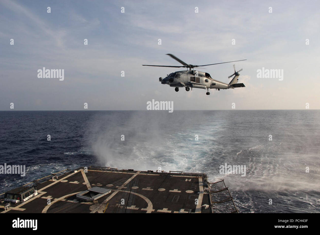 Un MH-60 de la Marine américaine hélicoptère Seahawk hélicoptère affecté à l'Escadron grève maritime (HSM-78) des terres à bord du destroyer lance-missiles USS Pinckney (DDG 91) 9 mars 2014, dans le golfe de Thaïlande. Les navires et aéronefs de la marine américaine ont été envoyés pour aider une multinationale recherche de Malaysia Airlines Flight 370, qui a disparu le 8 mars sur le golfe de Thaïlande avec 239 personnes à bord. Banque D'Images
