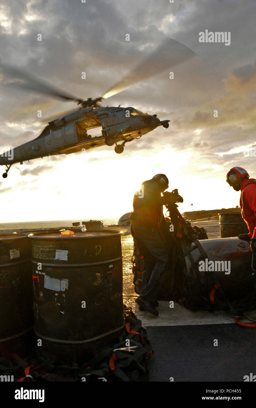 Un MH-60 de la marine américaine avec l'hélicoptère hélicoptère Seahawk Escadron combat naval (HSC) 9 suspendu au-dessus du porte-avions USS George H. W. Bush (CVN 77) lors d'un transfert d'armes avec porte-avions USS Harry S. Truman (CVN 75) dans l'Océan Atlantique le 17 février 2011. Bush était en cours d'effectuer un exercice d'une force opérationnelle. Banque D'Images