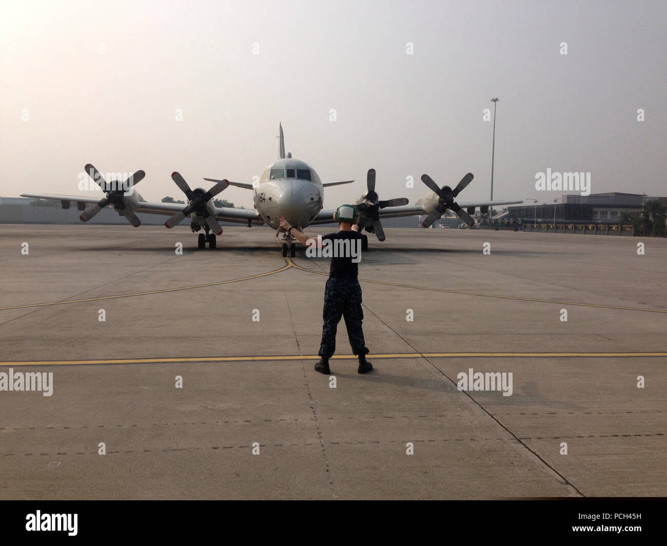 Un U.S. Navy P-3C Orion se prépare à s'écarter de Johor, Malaisie, le 11 mars 2014, pour aider à la Malaisie Airlines Flight 370 efforts de recherche et sauvetage dans le golfe de Thaïlande. Les navires et aéronefs de la marine américaine ont été envoyés pour aider une multinationale recherche de Malaysia Airlines Flight 370, qui a disparu le 8 mars 2014, sur le golfe de Thaïlande avec 239 personnes à bord. Banque D'Images