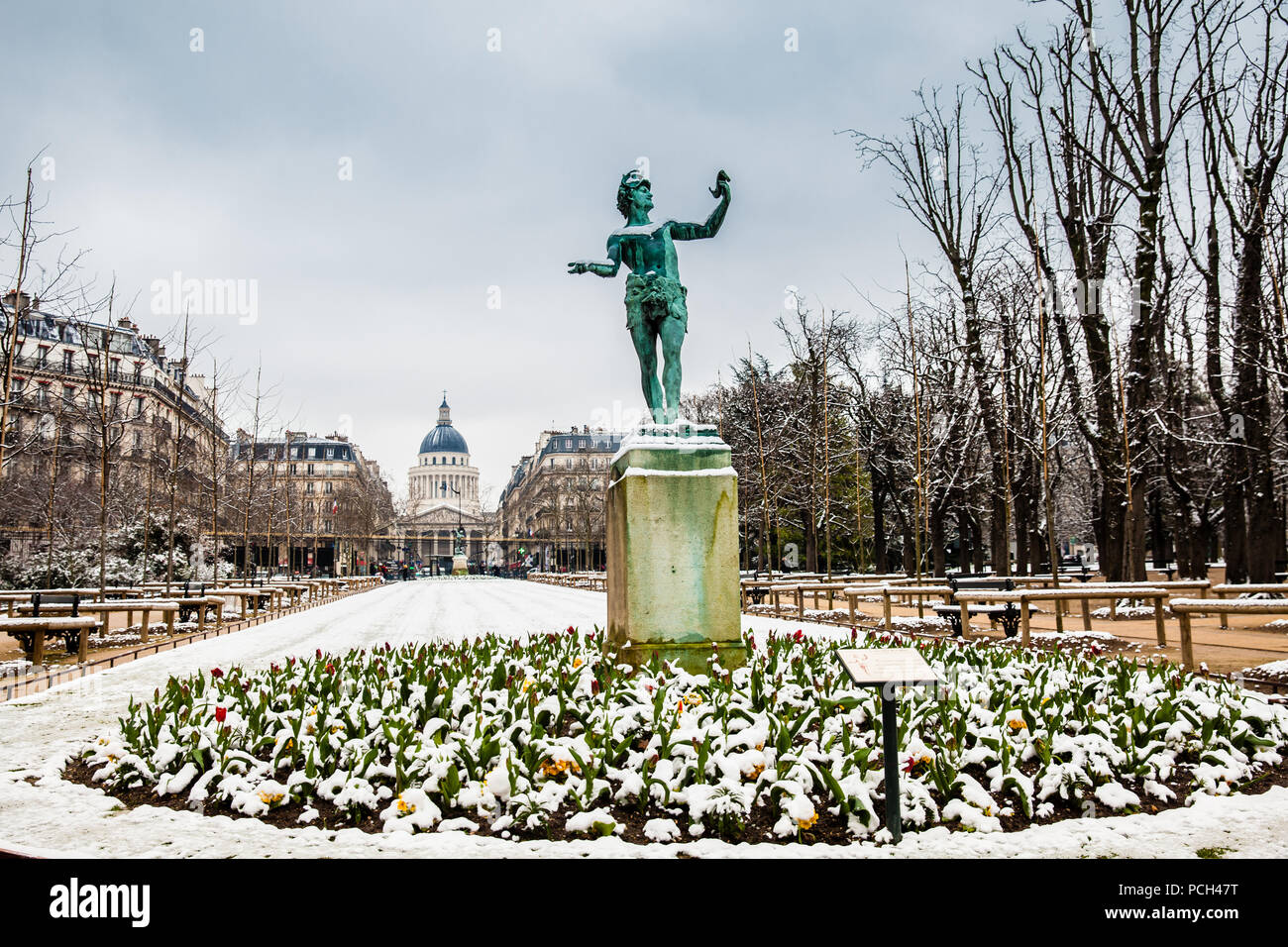 PARIS, FRANCE - Mars, 2018 : l'acteur grec sculpture au Palais du Luxembourg, dans un jardin d'hiver gel jour jour juste avant le printemps Banque D'Images