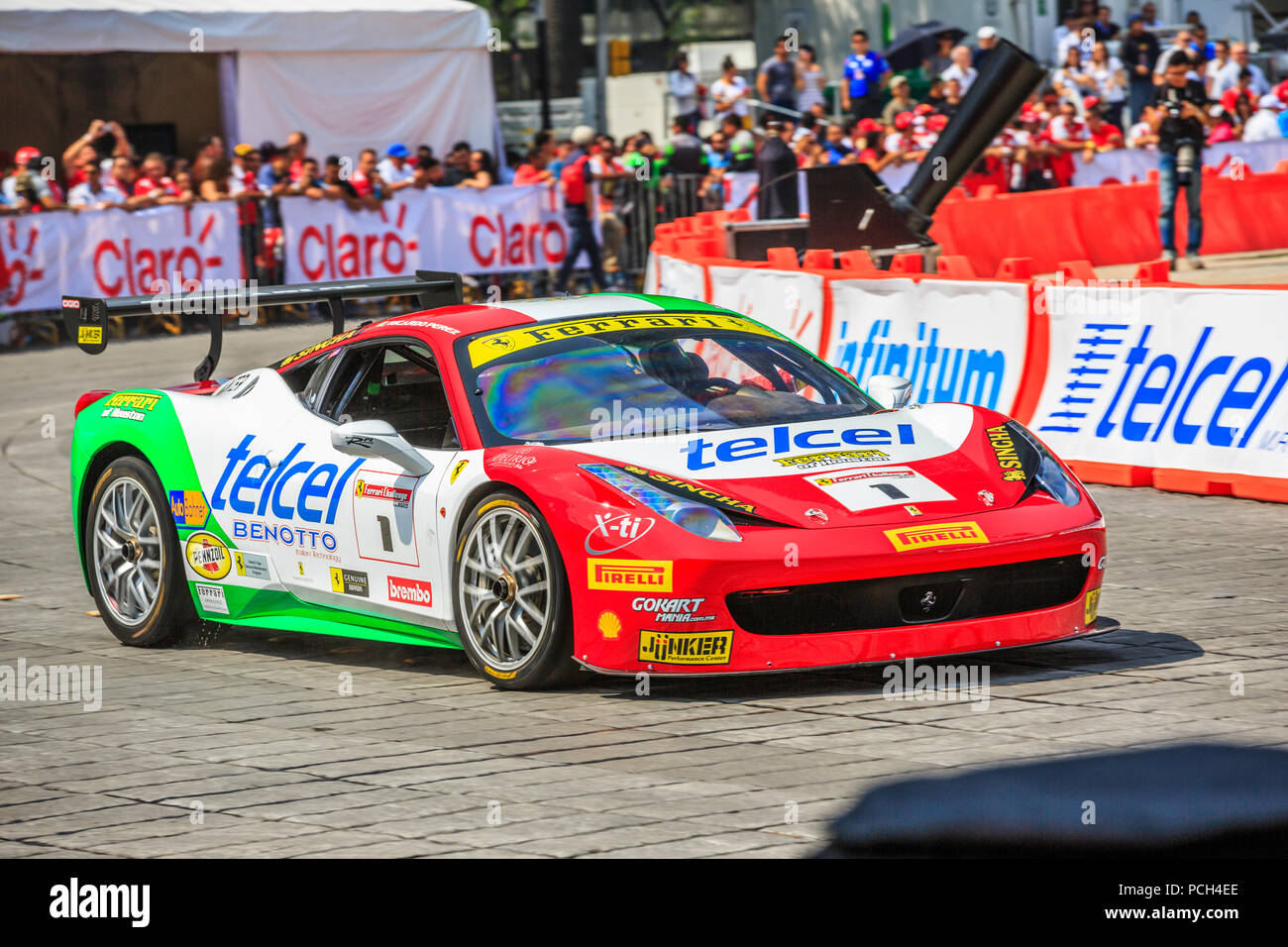 La ville de Mexico, Mexique - Juillet 08, 2015 : Ricardo Pérez de Lara Champion de la suis Champion du Monde de la Ferrari Challenge, conduisant son Défi 458 EVO. À la Scuderia Ferrari Street Demo par Telcel - l'infini. Banque D'Images