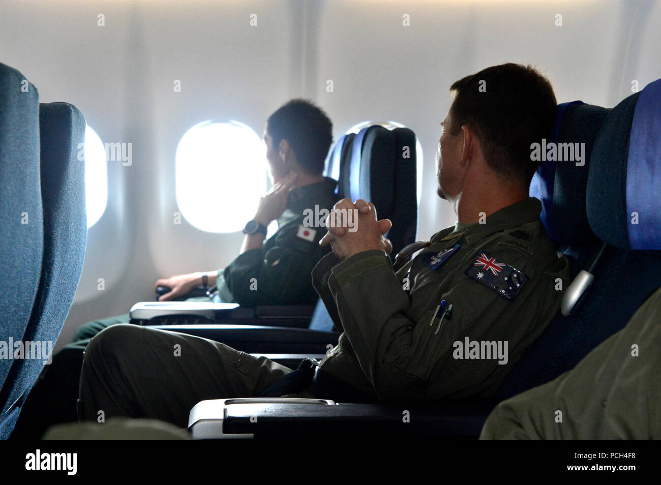 L'équipage de la Royal Australian Air Force et Japan Air Self Defense Force s'asseoir à bord du KC-30A ROULEAU Multi Tanker Transport (MRTT) lors d'un vol à l'appui de faire face au Nord 13 près de Anderson Air Force Base, Guam, le 13 février 2013. Le MRTT KC-30A est l'un des plus récents de la RAAF avion capable de ravitaillement en vol plusieurs aéronefs et portant jusqu'à 270 passagers. Faire face Nord est une conférence annuelle sur l'tactiques de combat, de l'aide humanitaire et secours en cas de catastrophe exercice visant à accroître la disponibilité et l'interopérabilité de l'US Air Force, Japan Air Self-Defense Force et de la Royal Australian Air Force.. Banque D'Images
