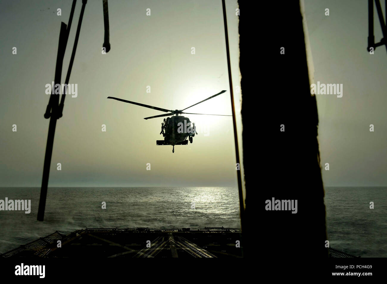 Un U.S. Air Force HH-60G Pave Hawk affecté à la 56e Escadron de sauvetage expéditionnaire prépare à la terre à bord du destroyer lance-missiles USS Nitze (DDG 94) dans la mer Méditerranée le 3 juillet 2014. La Nitze était en cours aux États-Unis Flotte 6e domaine de responsabilité des opérations de sécurité maritime et les efforts de coopération en matière de sécurité dans le théâtre. Banque D'Images