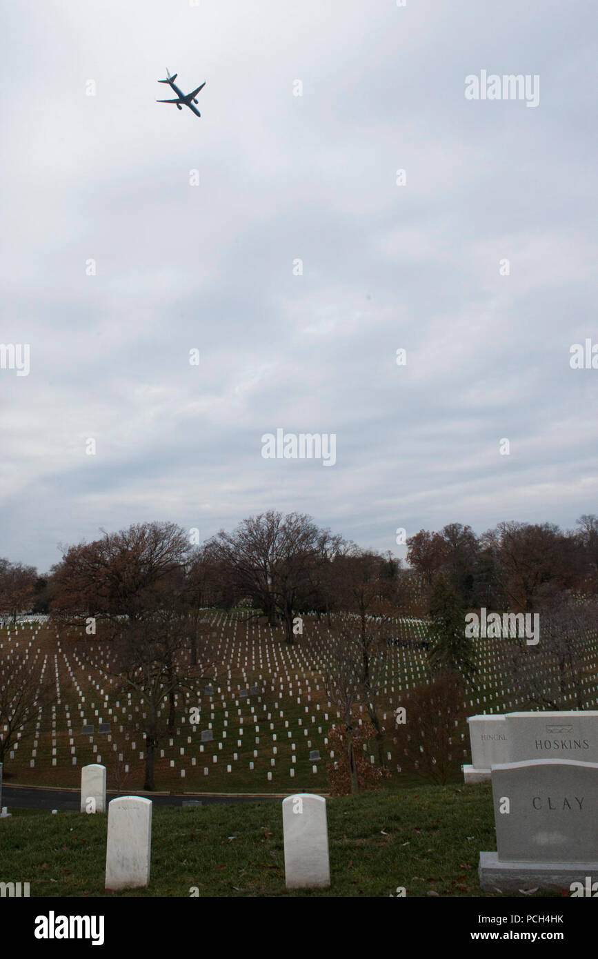 Deux de l'Armée de l'air effectue un survol au-dessus du cimetière national d'Arlington, le 7 décembre 2016 à Arlington, Va., le fly-over était en l'honneur de l'US Air Force Colonel David D. Banholzer, ancien pilote de l'élection présidentielle, qui a été enterré au cimetière. Banque D'Images