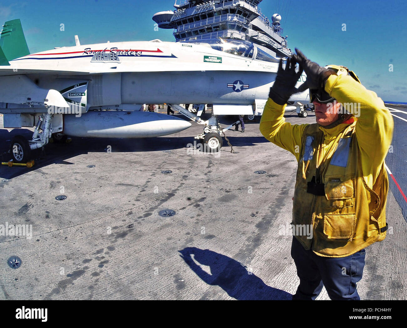 Un plan directeur affecté à le porte-avions USS Carl Vinson est le signe d'un F/A-18 Super Hornet pour passer en position. Carl Vinson est en cours, la conduite des opérations locales de la côte de Californie du Sud. Banque D'Images