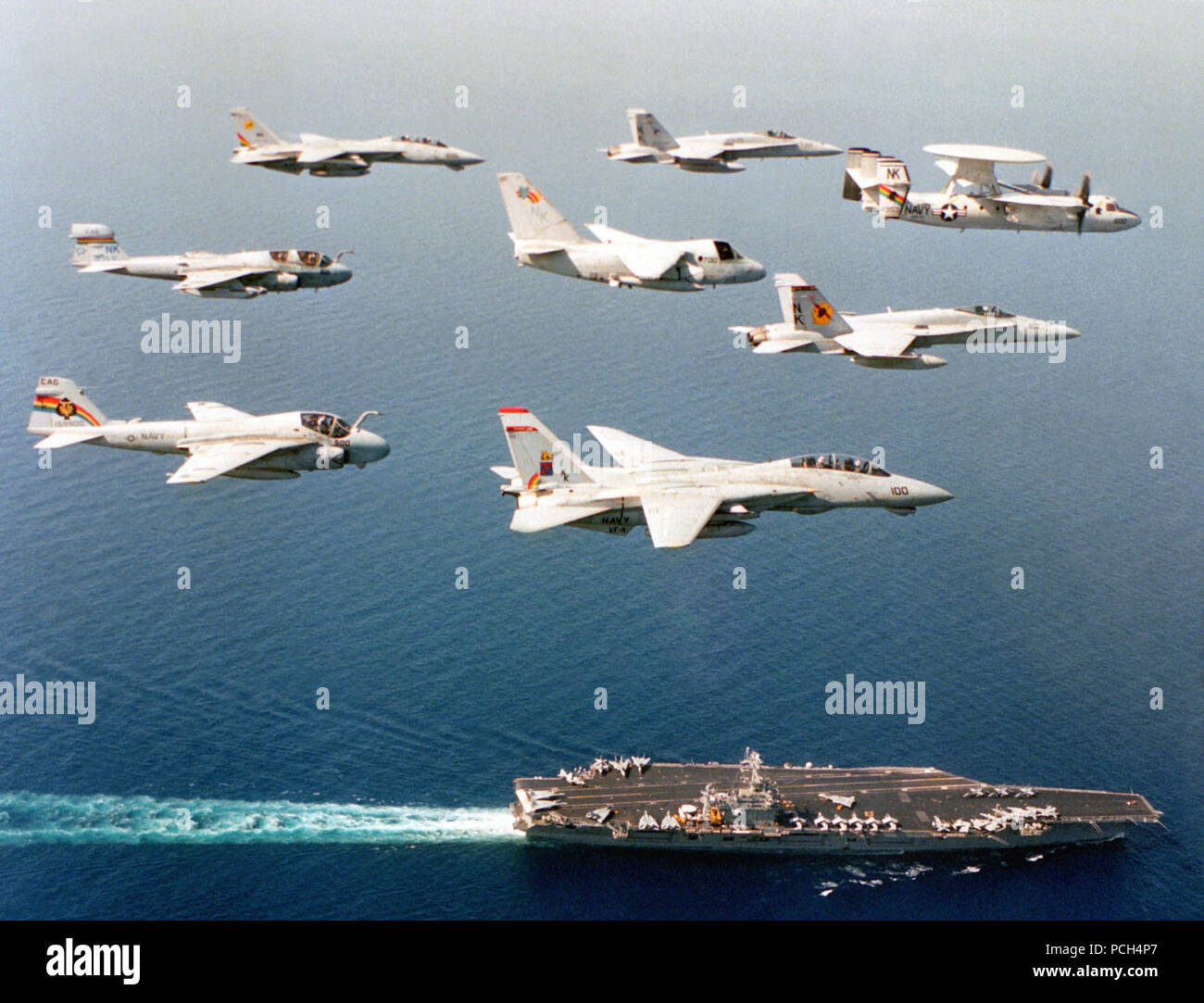 Carrier Air Wing quatorze (CVW-14) Les avions de l'USS Carl Vinson (CVN-70) voler en formation au-dessus de son opérateur dans le golfe Persique au cours d'un déploiement de WESTPAC. Les escadrons sont représentés : Fighter Squadron 11 (VF-11) Red Rippers et VF-31 Tomcatters battant F-14A Tomcat ; anti-sous-marine, trente-cinq de l'Escadron (VS-35) battant S-3A Viking ; Strike Fighter Squadron One-One-trois (VFA-113), premier de la flotte, et VFA-25 Stingers battant F/A-18C Hornet ; l'Escadron de Guerre électronique tactique One-Three-neuf (VAQ-139) Les cougars en l'EA-6B Prowler ; Carrier Airborne Early Warning Squadro Banque D'Images