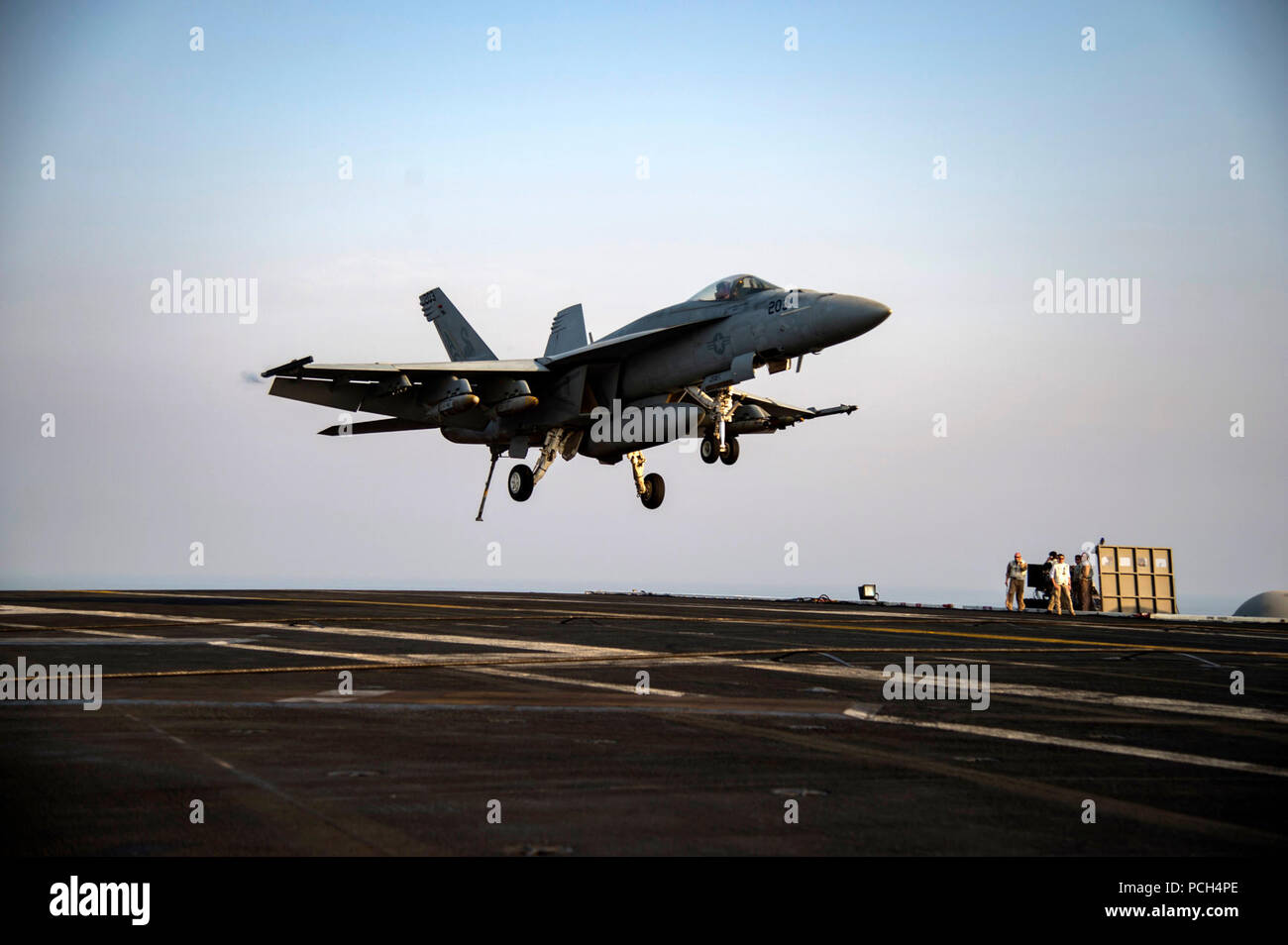 Golfe (22 juillet 2016) Un F/A-18E Super Hornet affectés à l'Escadron de chasse de grève Sidewinders (VFA) 86 fait un arrêté à l'atterrissage sur le pont d'envol du porte-avions USS Dwight D. Eisenhower (CVN 69) à la suite d'opérations de grève du golfe Arabique. Le Groupe aéronaval d'Eisenhower est déployée à l'appui de l'opération inhérents à résoudre, les opérations de sécurité maritime et les efforts de coopération en matière de sécurité dans le théâtre dans la 5e flotte américaine zone d'opérations. Banque D'Images