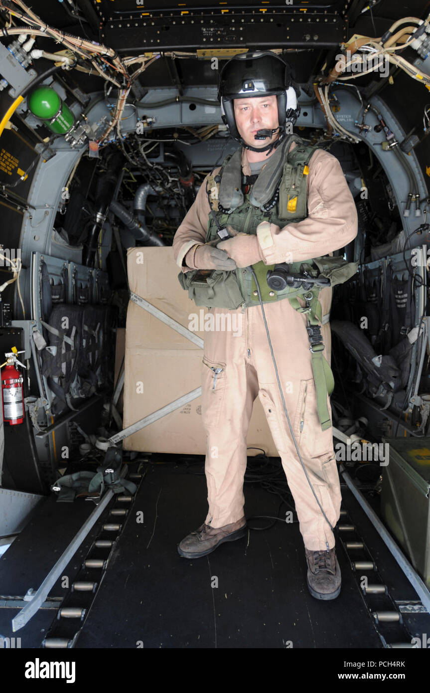 Le sergent du Corps des Marines. Camaron Depue, du milieu marin de l'escadron 162 à rotors basculants, se dresse dans la partie arrière d'un MV-22 Osprey à mesure que l'avion se prépare à décoller de la base navale américaine de Guantanamo Bay Station d'aviation. L'avion, prévu pour voler des fournitures pour Haïti à l'USS Bataan, est ici à l'appui de l'opération réponse unifiée. Banque D'Images