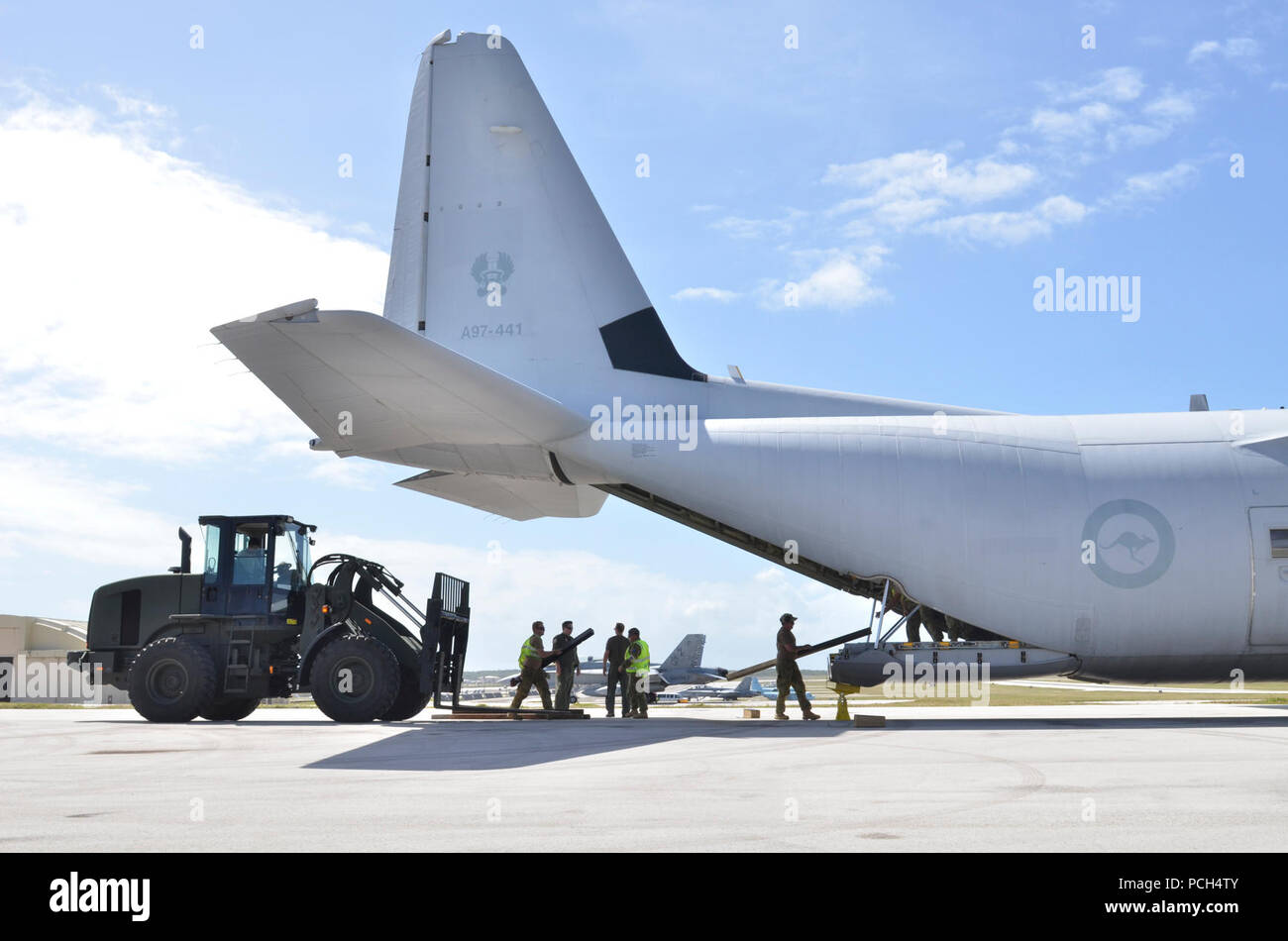 Aviateurs de la 35e Escadron de maintenance des aéronefs, Misawa Air Base, Japon, Charger palette avec un chariot élévateur dans un Royal Australian Air force C-130 avec l'aide d'aviateurs du 37e Escadron, la base de la RAAF de Richmond, de l'Australie au cours de faire face au nord le 4 février 2013. Faire face Nord est un système multilatéral de Pacific Air Forces-parrainé Terrain (FTX) menée chaque année à Andersen Air Force Base, Guam. L'exercice se concentre sur l'aide humanitaire et secours en cas de catastrophe, de la formation et de grandes tactiques de combat de l'emploi des forces dans un effort pour améliorer l'interopérabilité entre les États-Unis, le Japon et les forces australiennes Banque D'Images