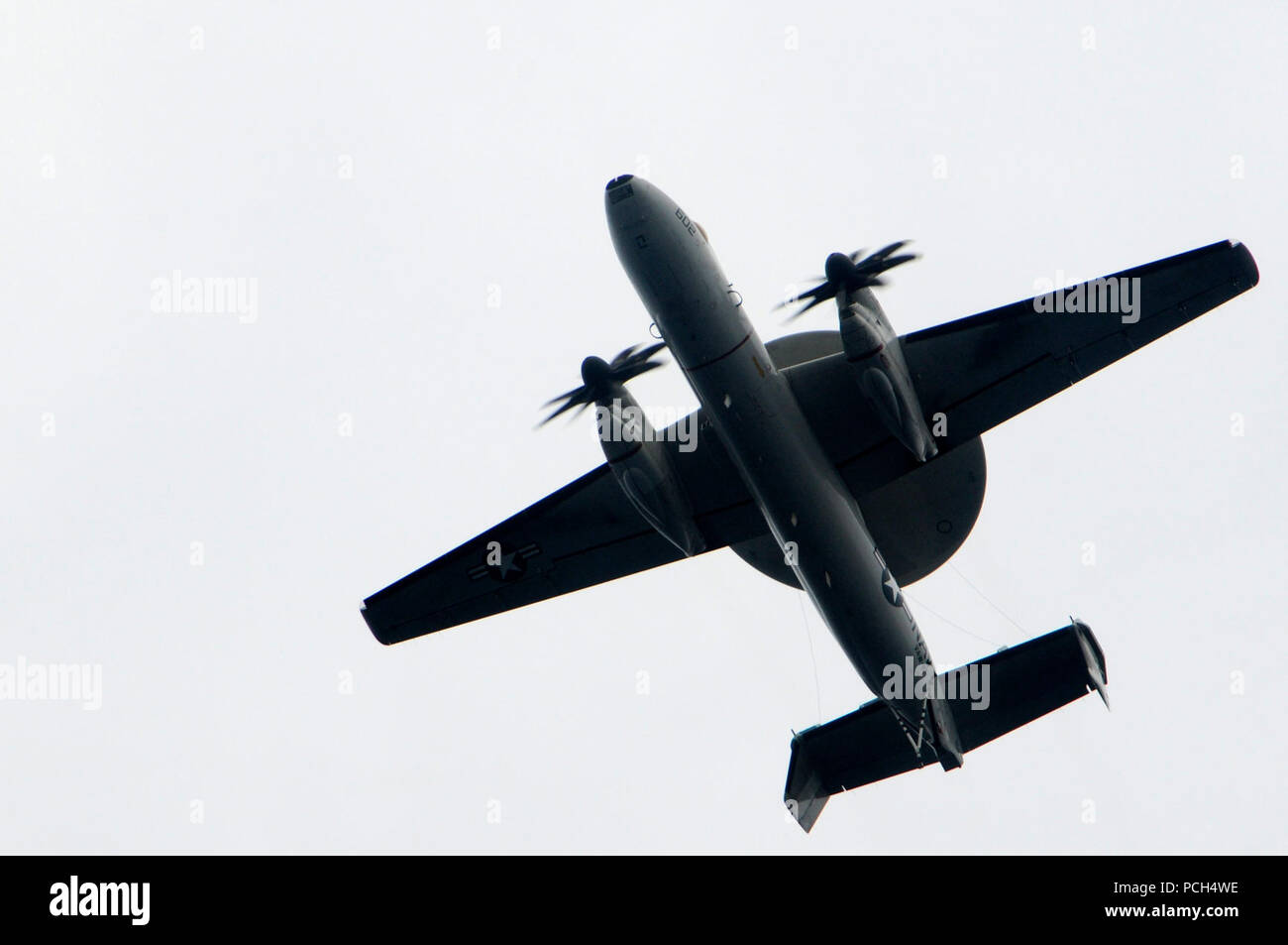 Un E-2C Hawkeye affecté à l 'Wallbanger' du système aéroporté de détection lointaine de l'opérateur 117 Escadron vole au-dessus du porte-avions USS Nimitz en cours de vol. Le groupe aéronaval du Nimitz est en train de mener des opérations aux États-Unis 7e flotte zone de responsabilité à l'appui de la stratégie maritime. Banque D'Images