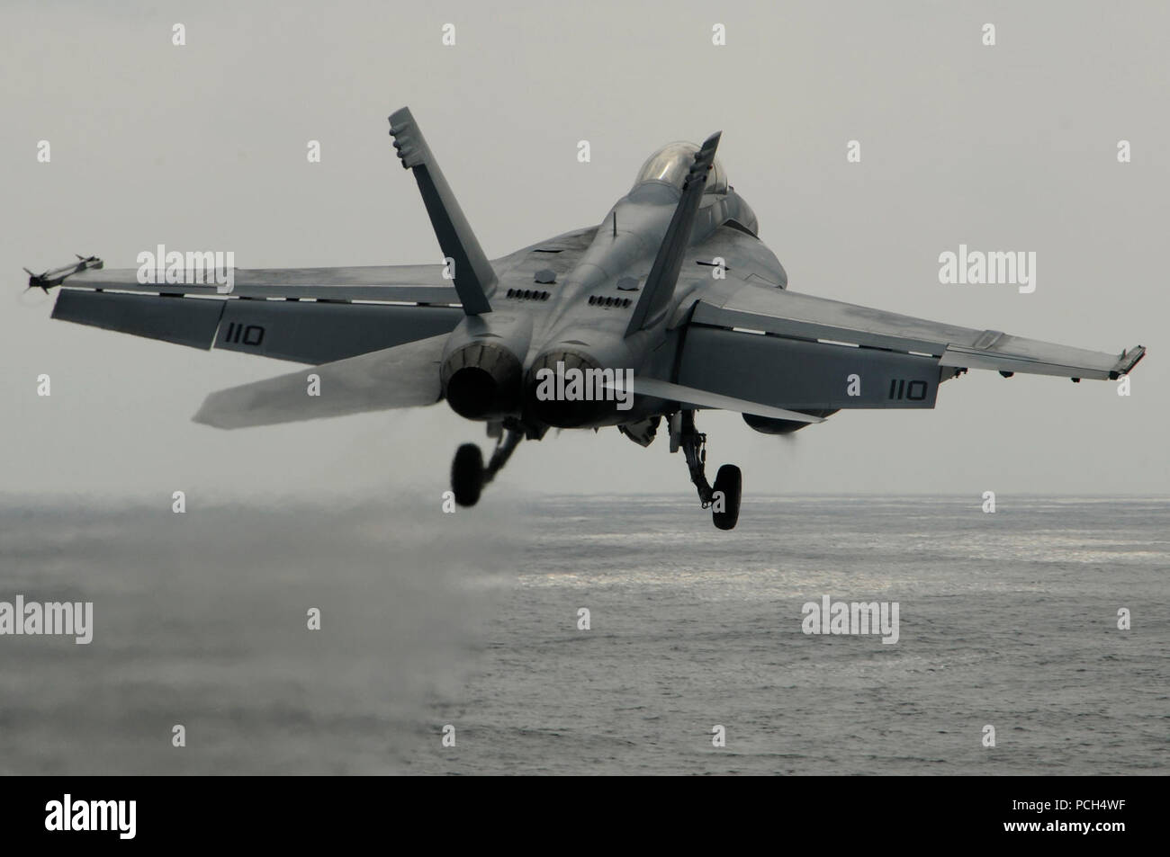 Un F/A-18F Super Hornet affectés à l 'Black Aces de Strike Fighter Squadron 41 lancements depuis le poste de pilotage à bord du porte-avions USS Nimitz. Le groupe aéronaval du Nimitz est en train de mener des opérations aux États-Unis 7e flotte zone de responsabilité à l'appui de la stratégie maritime. Banque D'Images