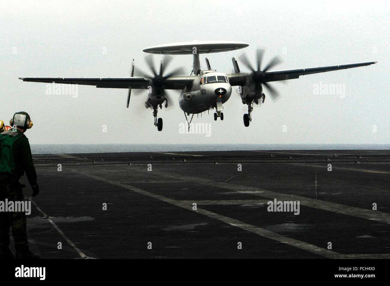 Un E-2C Hawkeye affecté à l 'Wallbanger' du système aéroporté de détection lointaine de l'opérateur 117 Escadron à bord des terres le porte-avions USS Nimitz. Le groupe aéronaval du Nimitz est en train de mener des opérations aux États-Unis 7e flotte zone de responsabilité à l'appui de la stratégie maritime. Banque D'Images