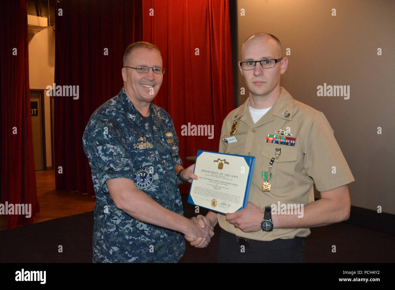 BANGOR, Washington (septembre 1994). 21, 2016) - Le Capitaine Alan Schrader, Naval Base Kitsap (NBK) commandant, présente Master-at-Arms 1re classe Andrew Duckett avec une médaille d'excellence de la Marine pendant un appel mains tenue à la NBK-Bangor Cinema Theatre Plus. Plus de 30 prix et décorations ont été décernées aux marins lors de l'occasion. Il a été le premier tout-Schrader appel comme halls NBK CO. Banque D'Images