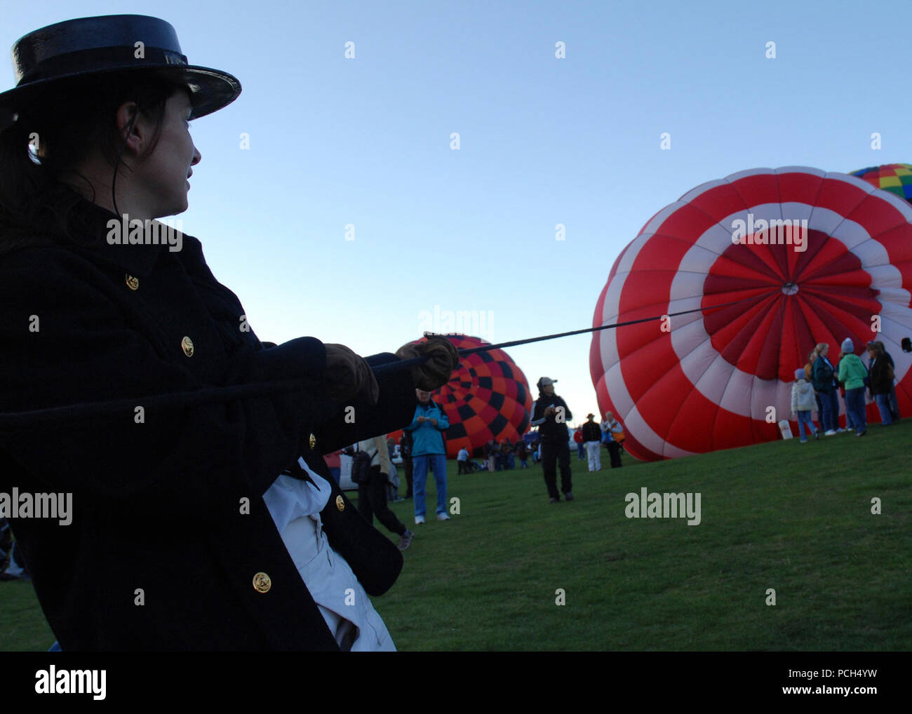 Maître de 3e classe Tenika Fugate, affectés à l'USS Constitution, les plans tremblotants de gonfler un ballon à air chaud à l'Albuquerque International Balloon Fiesta d'Albuquerque au cours de la Semaine de la Marine. La Semaine de la Marine d'Albuquerque est l'une des 21 semaines prévues de la Marine à travers l'Amérique en 2009. Semaines de la marine sont conçus pour montrer aux Américains l'investissement qu'ils ont fait dans leur Marine et accroître la sensibilisation dans les villes qui n'ont pas une importante présence de la Marine. Banque D'Images