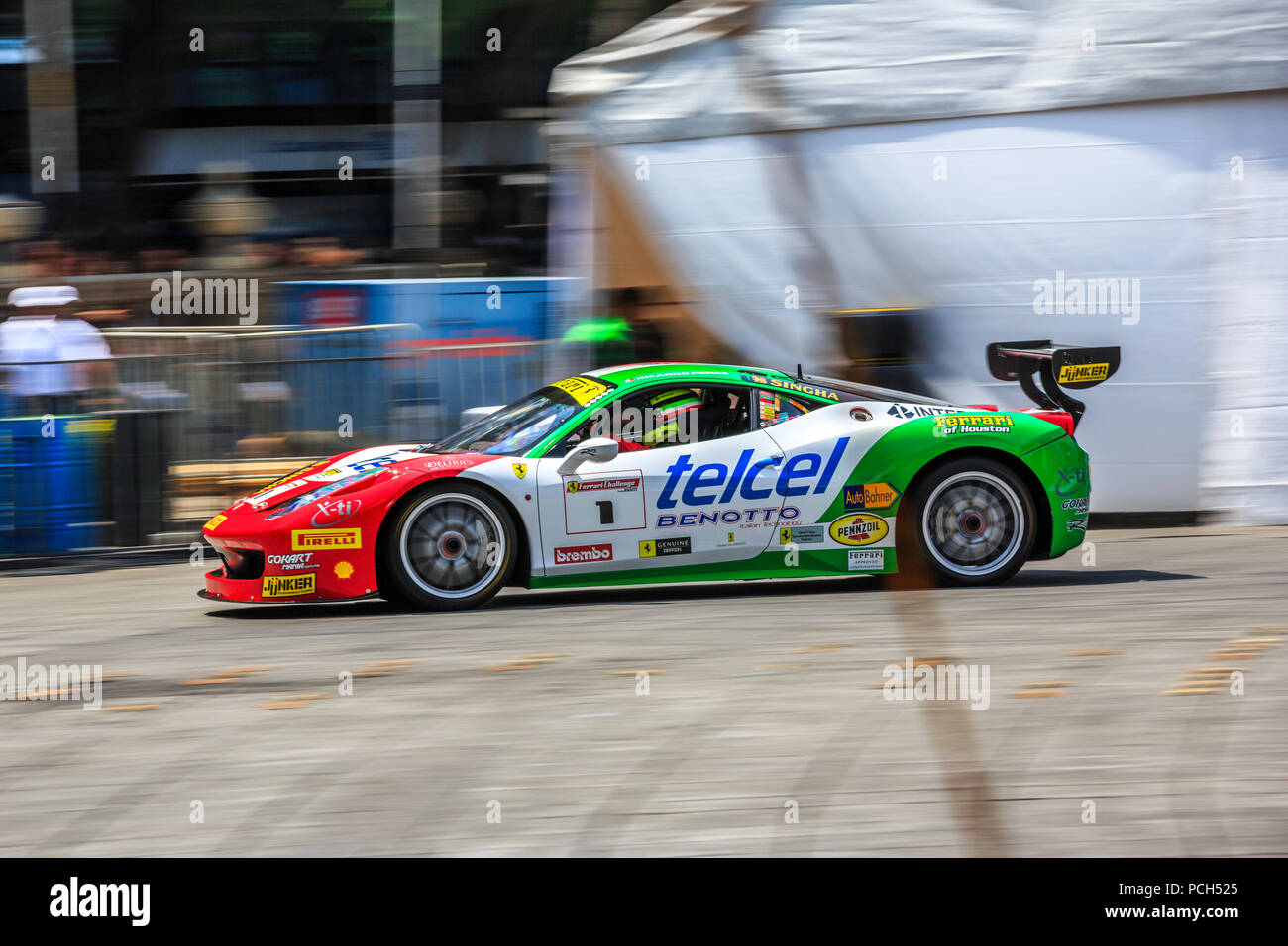 La ville de Mexico, Mexique - Juillet 08, 2015 : Ricardo Pérez de Lara Champion de la suis Champion du Monde de la Ferrari Challenge, conduisant son Défi 458 EVO. À la Scuderia Ferrari Street Demo par Telcel - l'infini. Banque D'Images