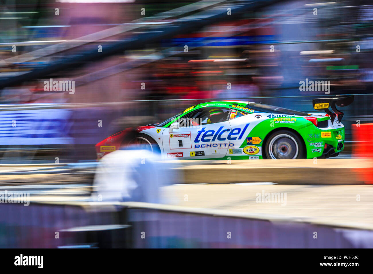 La ville de Mexico, Mexique - Juillet 08, 2015 : Ricardo Pérez de Lara Champion de la suis Champion du Monde de la Ferrari Challenge, conduisant son Défi 458 EVO. À la Scuderia Ferrari Street Demo par Telcel - l'infini. Banque D'Images