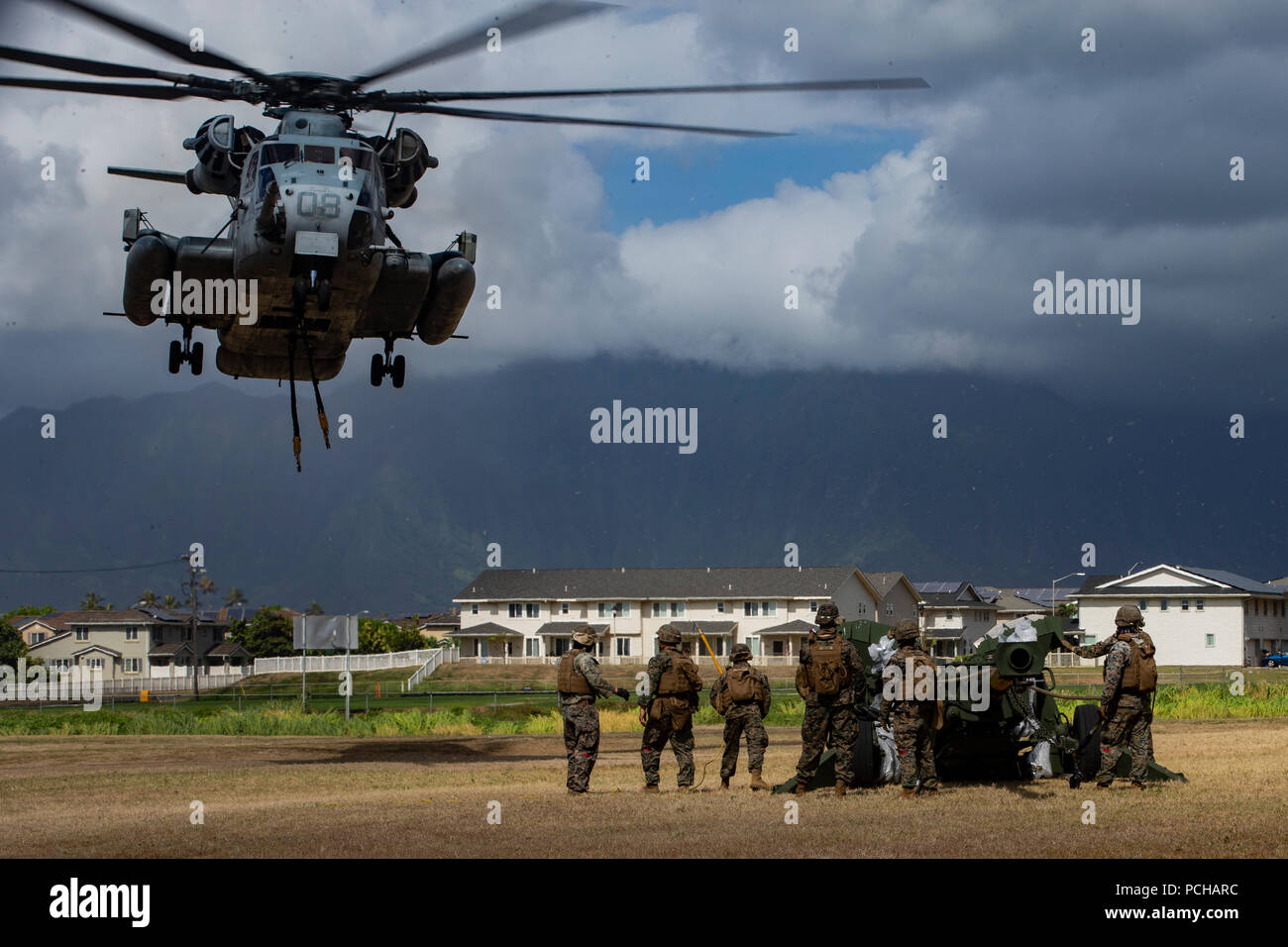 180729-M-GN053-0083 MARINE CORPS BASE HAWAII (29 juillet 2018) Les Marines américains préparer un M777A2 155 mm Howitzer remorqué pour être levé par un Corps des Marines américains CH-53E Super Stallion joint à l'Escadron d'hélicoptères lourds Marine (HMH) 463 au cours d'un débarquement amphibie démonstration à Pyramid Rock Beach dans le cadre de l'exercice RIMPAC sur base du Corps des Marines Hawaii 29 Juillet, 2018. RIMPAC fournit une formation de valeur pour la tâche organisé, hautement capable air-sol marin Task Force et améliore la capacité d'intervention de crise critique de Marines américains dans le Pacifique. Vingt-cinq nations, 46 navires, 5 sous-marins, à propos de Banque D'Images